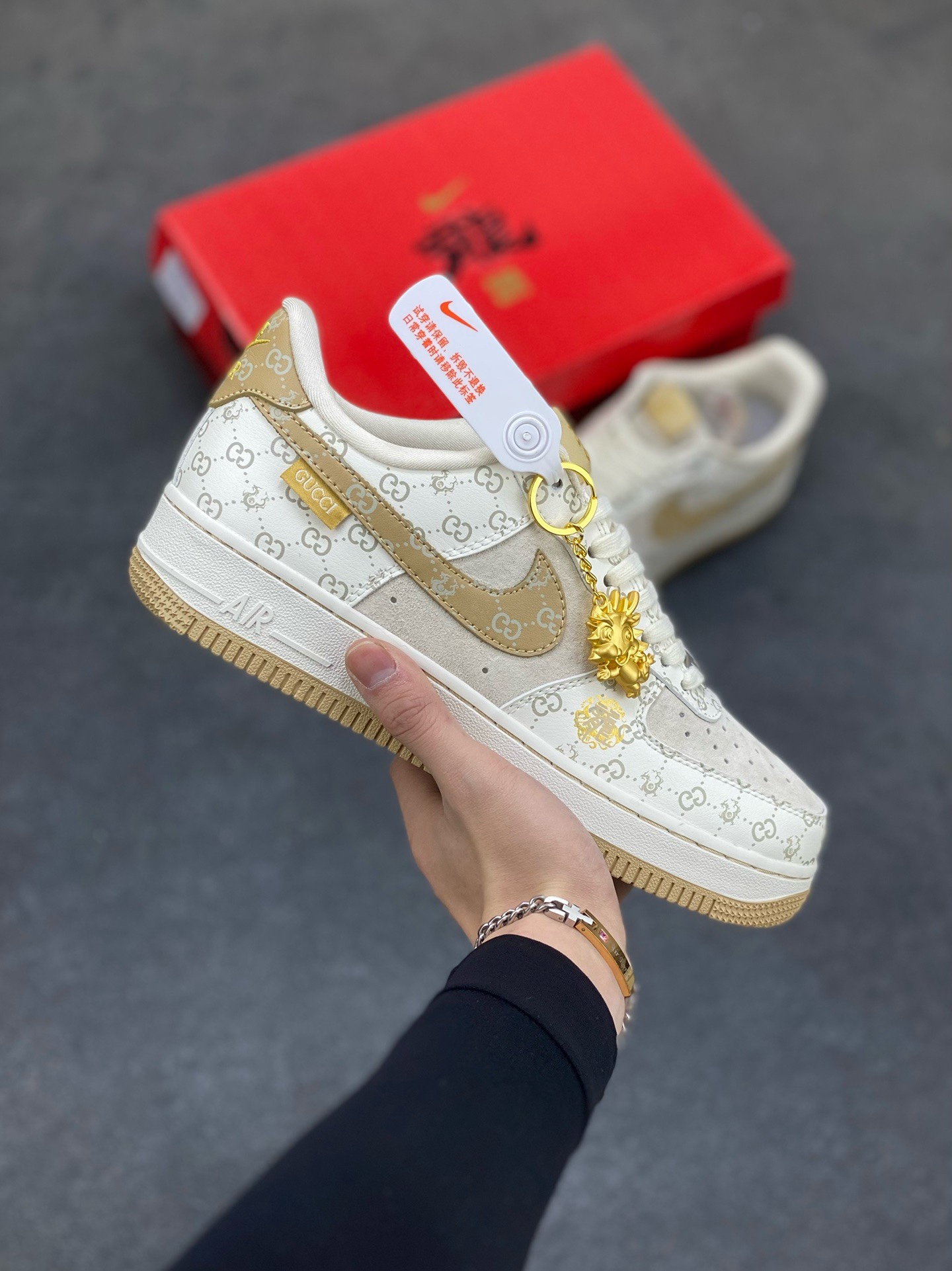福利特价 NIke Air Force 1 \’07 Low “中国年限定-黄龙”海外，耐克Nike 古驰Gucci联名创作。中国龙为主题，融入意大利设独特的创意和革新，鞋面采用小牛皮印压Gucci LOGO,鞋身搭配头层猪八革面料，再点缀上繁体字\”龍\”，鞋盒采用毛笔字龍加上扇形纹路，更具中国古典风空军一号 低帮 运动鞋 休闲鞋 折边针车 工艺难度大 原楦头原纸板 原装鞋盒 定制五金配件 内置全掌气垫 原厂鞋底 货号：LX1988-005 尺码：36 36.5 37.5 38 38.5 39 40 40.5 41 42 42.5 43 44 44.5 45-选品中心
