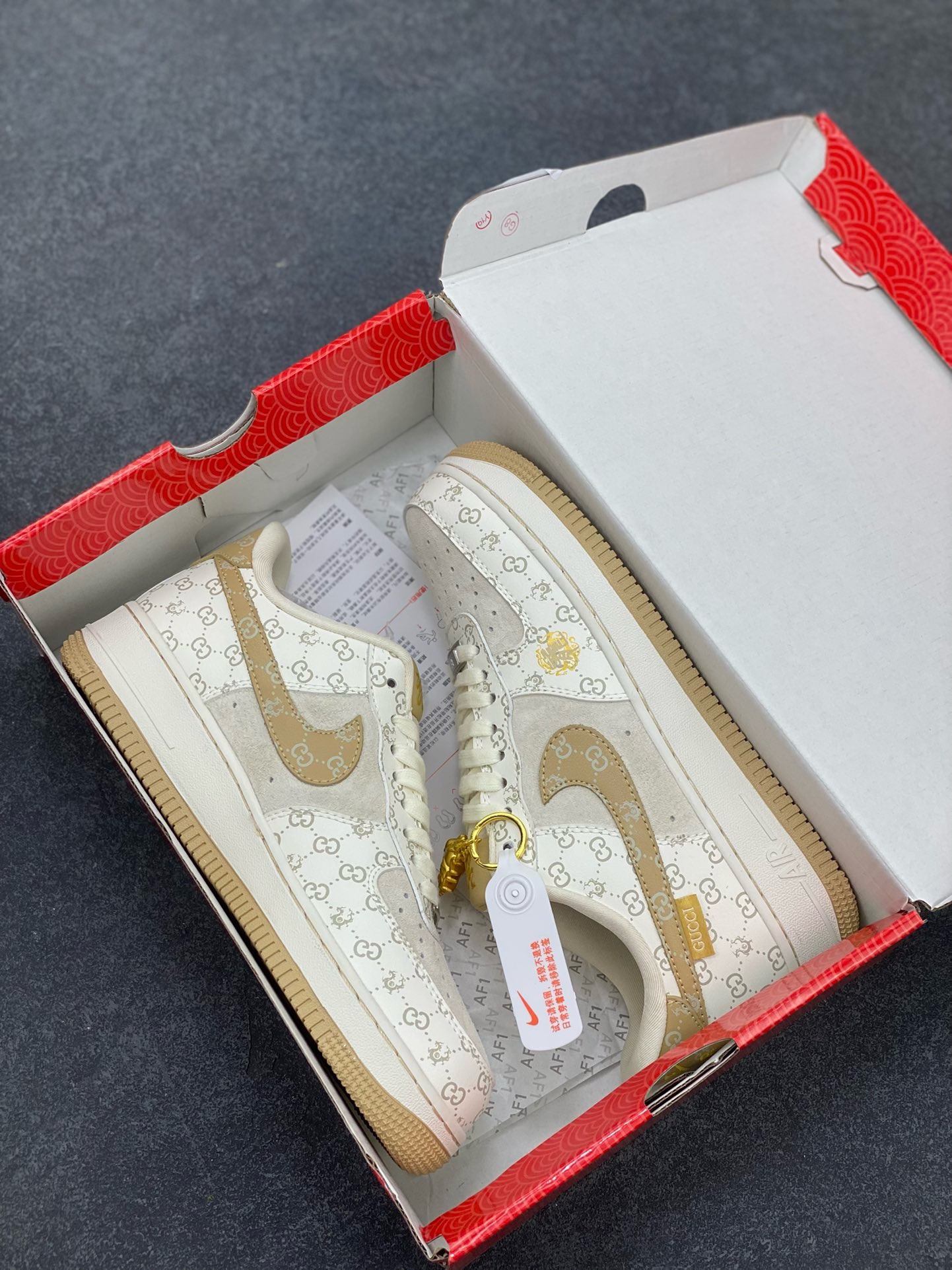 图片[9]-福利特价 NIke Air Force 1 \’07 Low “中国年限定-黄龙”海外，耐克Nike 古驰Gucci联名创作。中国龙为主题，融入意大利设独特的创意和革新，鞋面采用小牛皮印压Gucci LOGO,鞋身搭配头层猪八革面料，再点缀上繁体字\”龍\”，鞋盒采用毛笔字龍加上扇形纹路，更具中国古典风空军一号 低帮 运动鞋 休闲鞋 折边针车 工艺难度大 原楦头原纸板 原装鞋盒 定制五金配件 内置全掌气垫 原厂鞋底 货号：LX1988-005 尺码：36 36.5 37.5 38 38.5 39 40 40.5 41 42 42.5 43 44 44.5 45-选品中心