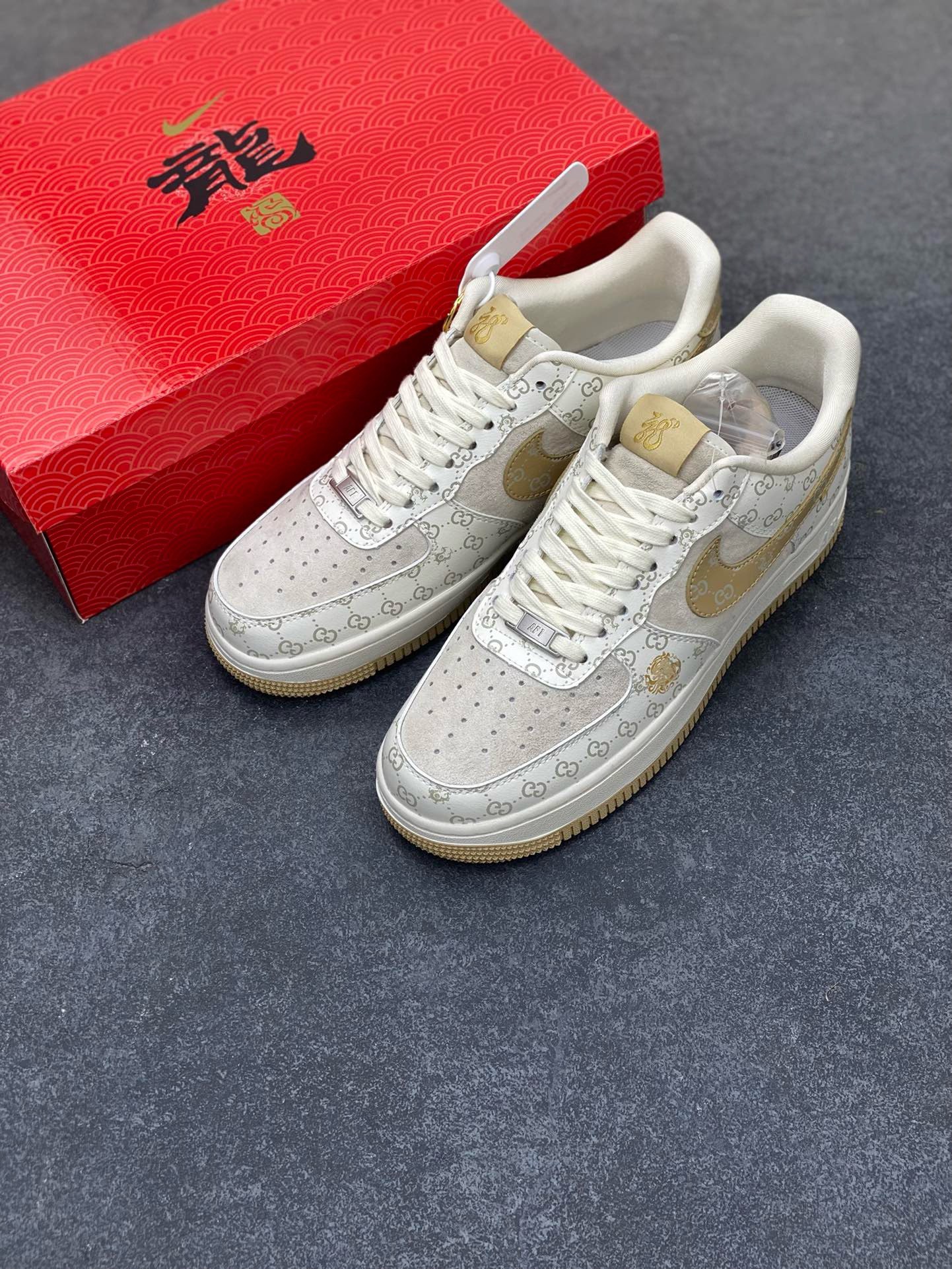 图片[8]-福利特价 NIke Air Force 1 \’07 Low “中国年限定-黄龙”海外，耐克Nike 古驰Gucci联名创作。中国龙为主题，融入意大利设独特的创意和革新，鞋面采用小牛皮印压Gucci LOGO,鞋身搭配头层猪八革面料，再点缀上繁体字\”龍\”，鞋盒采用毛笔字龍加上扇形纹路，更具中国古典风空军一号 低帮 运动鞋 休闲鞋 折边针车 工艺难度大 原楦头原纸板 原装鞋盒 定制五金配件 内置全掌气垫 原厂鞋底 货号：LX1988-005 尺码：36 36.5 37.5 38 38.5 39 40 40.5 41 42 42.5 43 44 44.5 45-选品中心