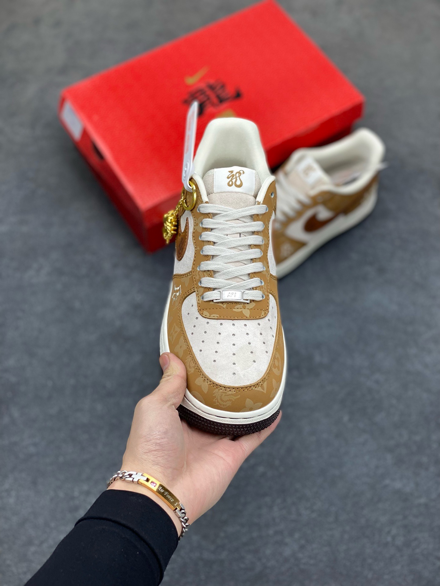 图片[2]-福利特价 NIke Air Force 1 \’07 Low “中国年限定-龙年辰”海外，耐克首次融入国潮中国风元素辰，咖啡头牛皮印上LV独特LOGO，牛皮上面电绣龙年辰,耐克✓LOGO小牛皮印压龙图形和LV字母，鞋盒采用毛笔字龍加上扇形纹路，更具中国古典风 空军一号 低帮 运动鞋 休闲鞋 折边针车 工艺难度大 原楦头原纸板 原装鞋盒 定制五金配件 内置全掌气垫 原厂鞋底 货号：LX1988-006 尺码：36 36.5 37.5 38 38.5 39 40 40.5 41 42 42.5 43 44 44.5 45-选品中心