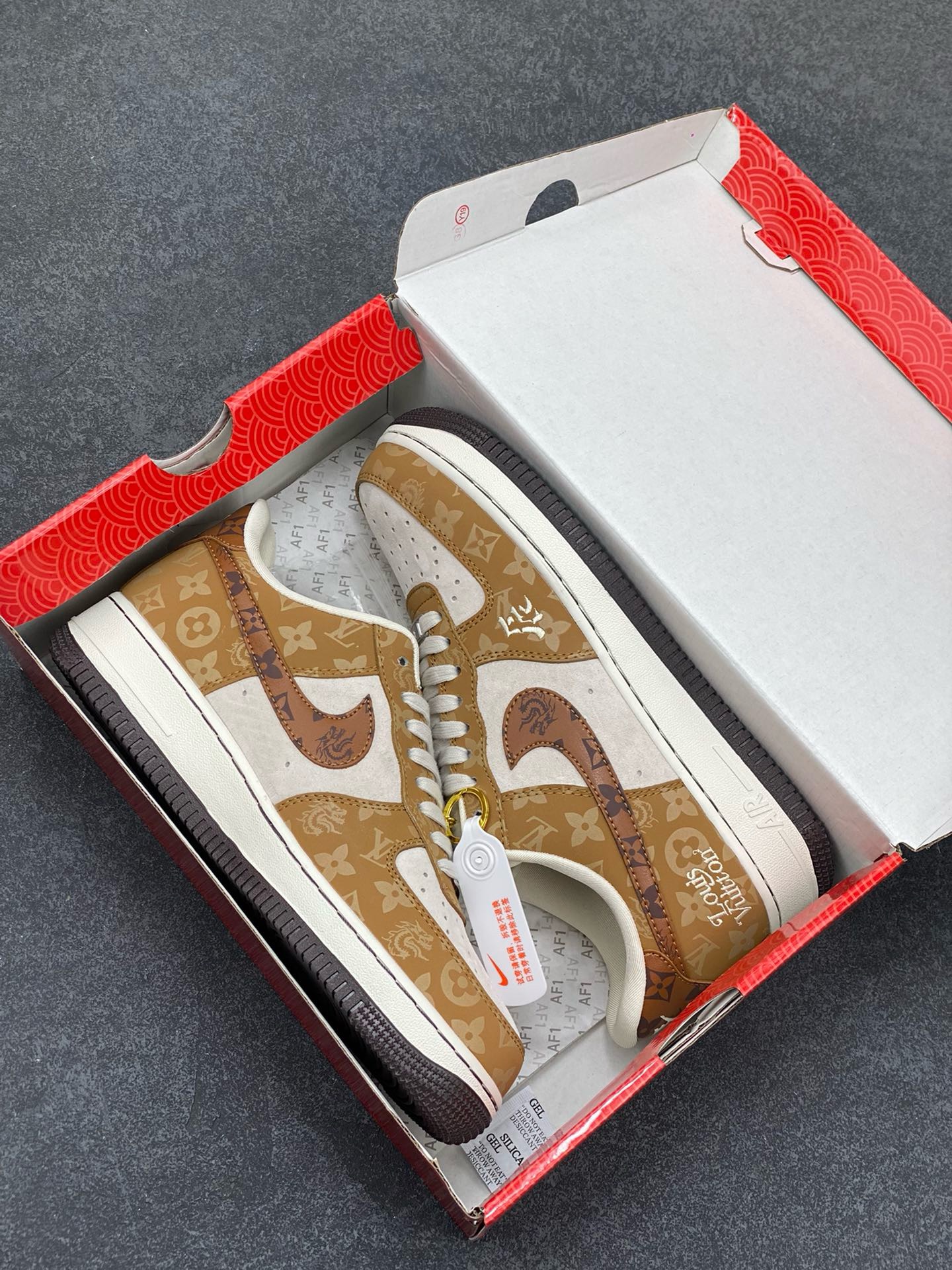 图片[9]-福利特价 NIke Air Force 1 \’07 Low “中国年限定-龙年辰”海外，耐克首次融入国潮中国风元素辰，咖啡头牛皮印上LV独特LOGO，牛皮上面电绣龙年辰,耐克✓LOGO小牛皮印压龙图形和LV字母，鞋盒采用毛笔字龍加上扇形纹路，更具中国古典风 空军一号 低帮 运动鞋 休闲鞋 折边针车 工艺难度大 原楦头原纸板 原装鞋盒 定制五金配件 内置全掌气垫 原厂鞋底 货号：LX1988-006 尺码：36 36.5 37.5 38 38.5 39 40 40.5 41 42 42.5 43 44 44.5 45-选品中心
