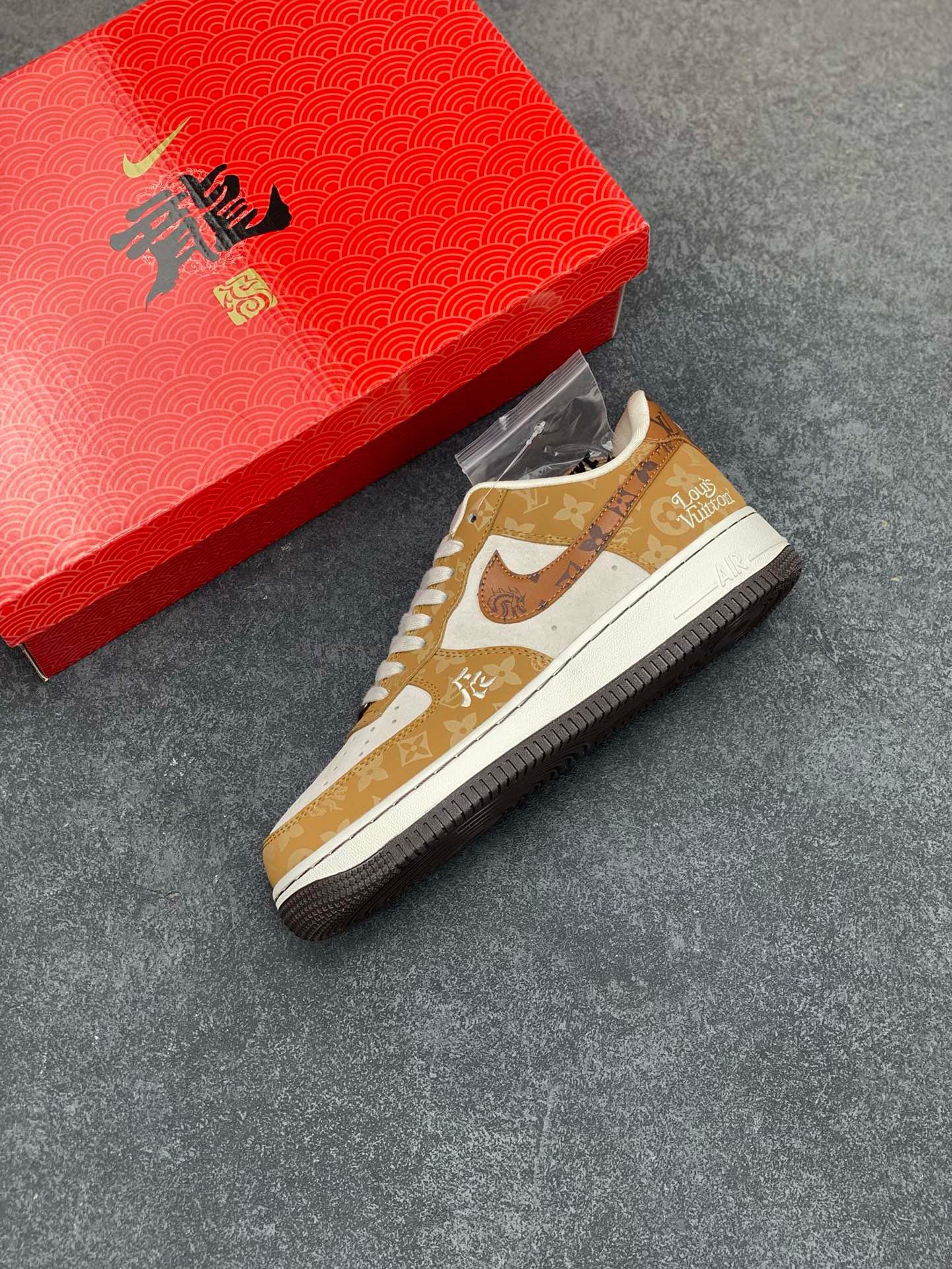 图片[7]-福利特价 NIke Air Force 1 \’07 Low “中国年限定-龙年辰”海外，耐克首次融入国潮中国风元素辰，咖啡头牛皮印上LV独特LOGO，牛皮上面电绣龙年辰,耐克✓LOGO小牛皮印压龙图形和LV字母，鞋盒采用毛笔字龍加上扇形纹路，更具中国古典风 空军一号 低帮 运动鞋 休闲鞋 折边针车 工艺难度大 原楦头原纸板 原装鞋盒 定制五金配件 内置全掌气垫 原厂鞋底 货号：LX1988-006 尺码：36 36.5 37.5 38 38.5 39 40 40.5 41 42 42.5 43 44 44.5 45-选品中心