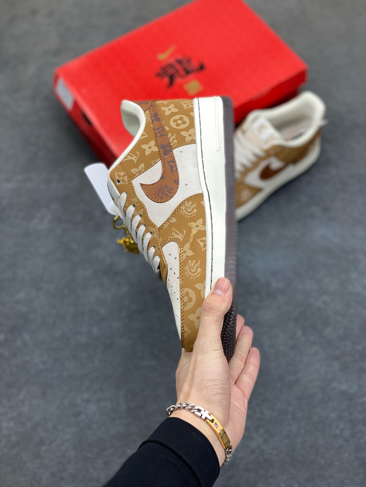 图片[3]-福利特价 NIke Air Force 1 \’07 Low “中国年限定-龙年辰”海外，耐克首次融入国潮中国风元素辰，咖啡头牛皮印上LV独特LOGO，牛皮上面电绣龙年辰,耐克✓LOGO小牛皮印压龙图形和LV字母，鞋盒采用毛笔字龍加上扇形纹路，更具中国古典风 空军一号 低帮 运动鞋 休闲鞋 折边针车 工艺难度大 原楦头原纸板 原装鞋盒 定制五金配件 内置全掌气垫 原厂鞋底 货号：LX1988-006 尺码：36 36.5 37.5 38 38.5 39 40 40.5 41 42 42.5 43 44 44.5 45-选品中心