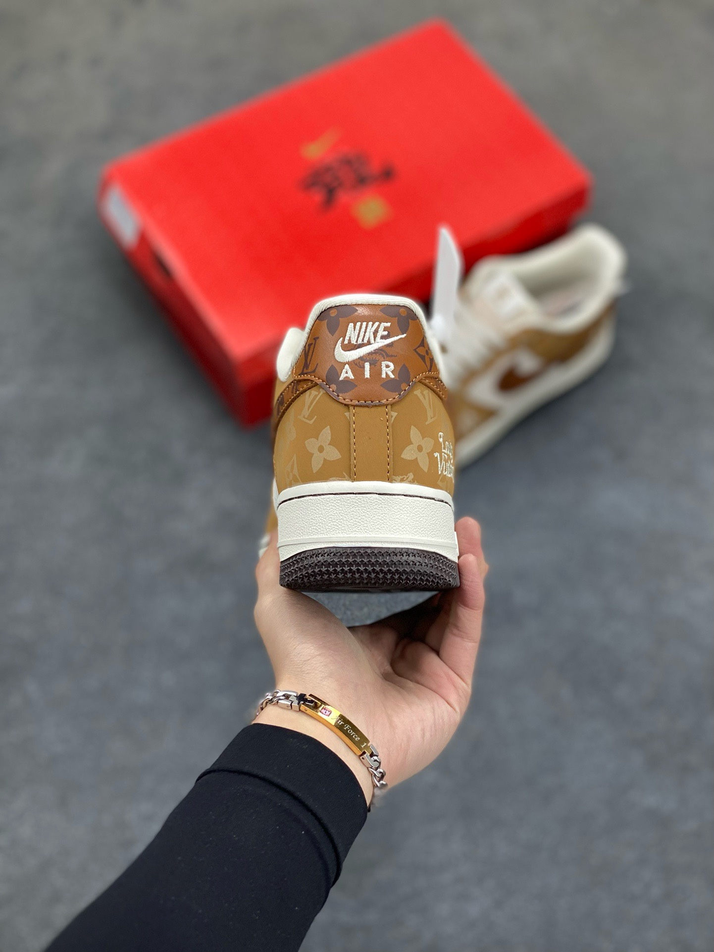 图片[4]-福利特价 NIke Air Force 1 \’07 Low “中国年限定-龙年辰”海外，耐克首次融入国潮中国风元素辰，咖啡头牛皮印上LV独特LOGO，牛皮上面电绣龙年辰,耐克✓LOGO小牛皮印压龙图形和LV字母，鞋盒采用毛笔字龍加上扇形纹路，更具中国古典风 空军一号 低帮 运动鞋 休闲鞋 折边针车 工艺难度大 原楦头原纸板 原装鞋盒 定制五金配件 内置全掌气垫 原厂鞋底 货号：LX1988-006 尺码：36 36.5 37.5 38 38.5 39 40 40.5 41 42 42.5 43 44 44.5 45-选品中心