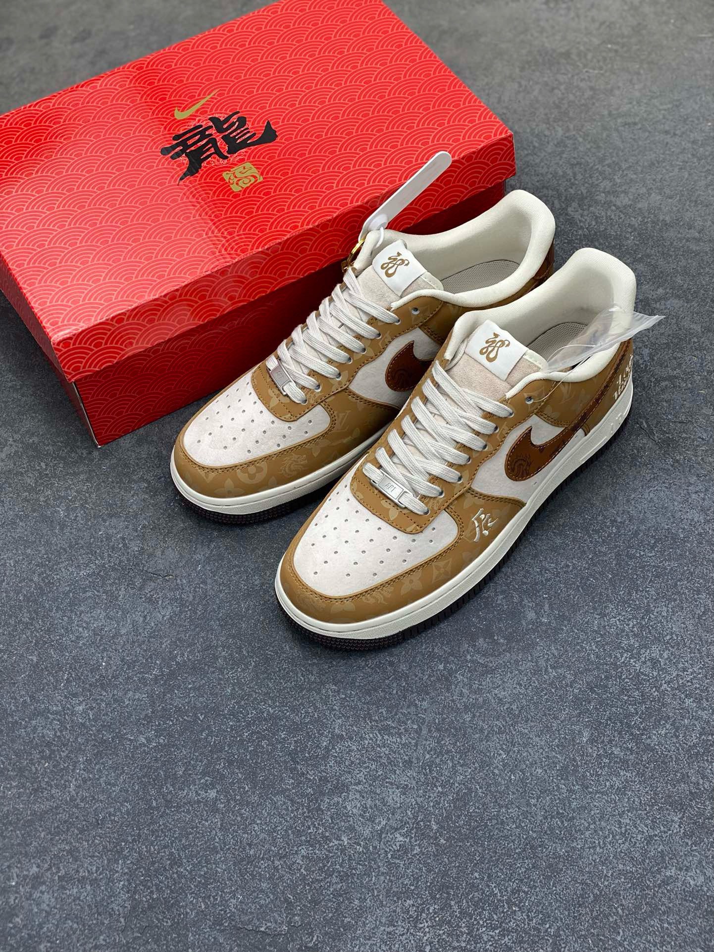 图片[8]-福利特价 NIke Air Force 1 \’07 Low “中国年限定-龙年辰”海外，耐克首次融入国潮中国风元素辰，咖啡头牛皮印上LV独特LOGO，牛皮上面电绣龙年辰,耐克✓LOGO小牛皮印压龙图形和LV字母，鞋盒采用毛笔字龍加上扇形纹路，更具中国古典风 空军一号 低帮 运动鞋 休闲鞋 折边针车 工艺难度大 原楦头原纸板 原装鞋盒 定制五金配件 内置全掌气垫 原厂鞋底 货号：LX1988-006 尺码：36 36.5 37.5 38 38.5 39 40 40.5 41 42 42.5 43 44 44.5 45-选品中心