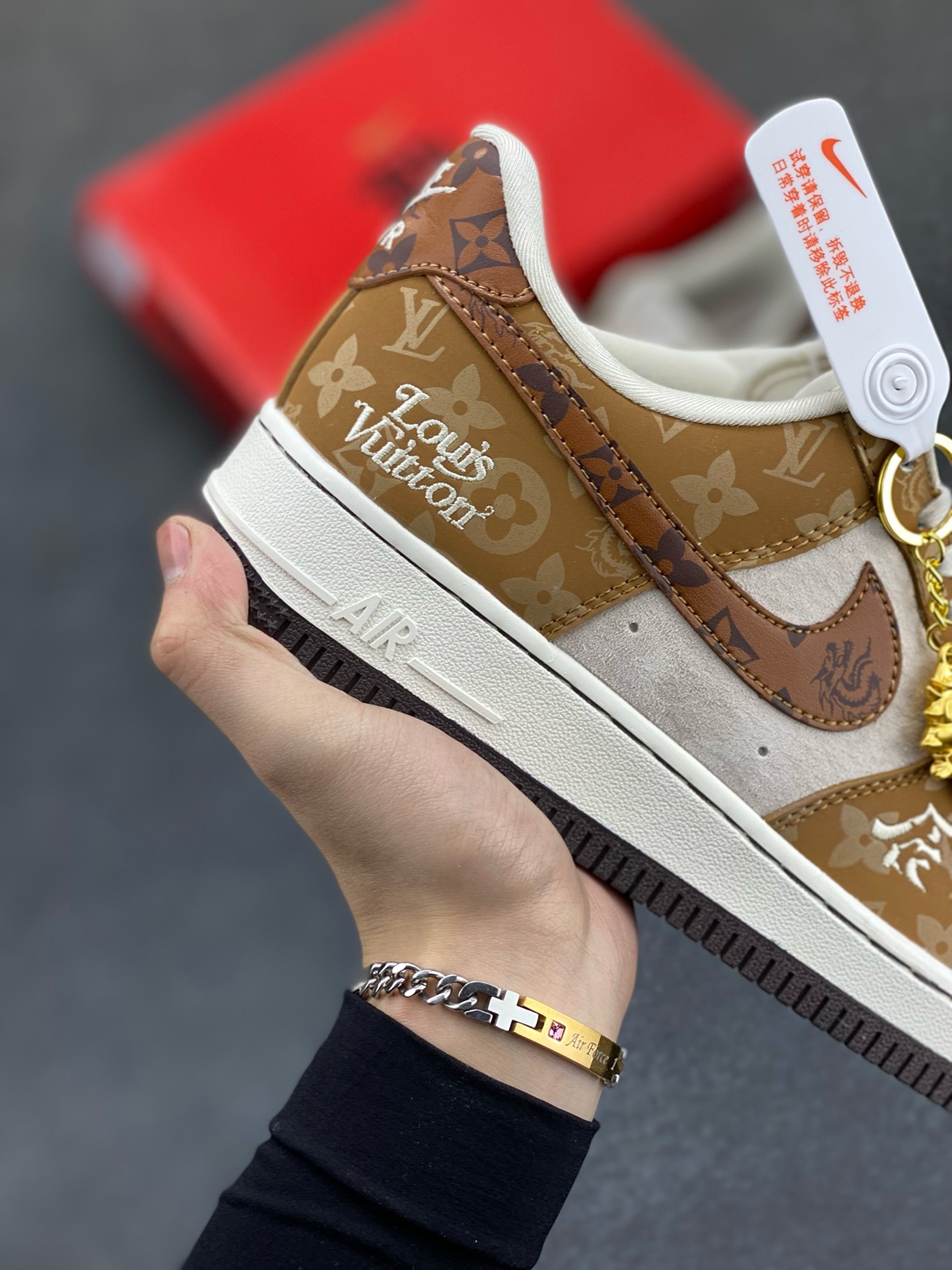 图片[6]-福利特价 NIke Air Force 1 \’07 Low “中国年限定-龙年辰”海外，耐克首次融入国潮中国风元素辰，咖啡头牛皮印上LV独特LOGO，牛皮上面电绣龙年辰,耐克✓LOGO小牛皮印压龙图形和LV字母，鞋盒采用毛笔字龍加上扇形纹路，更具中国古典风 空军一号 低帮 运动鞋 休闲鞋 折边针车 工艺难度大 原楦头原纸板 原装鞋盒 定制五金配件 内置全掌气垫 原厂鞋底 货号：LX1988-006 尺码：36 36.5 37.5 38 38.5 39 40 40.5 41 42 42.5 43 44 44.5 45-选品中心