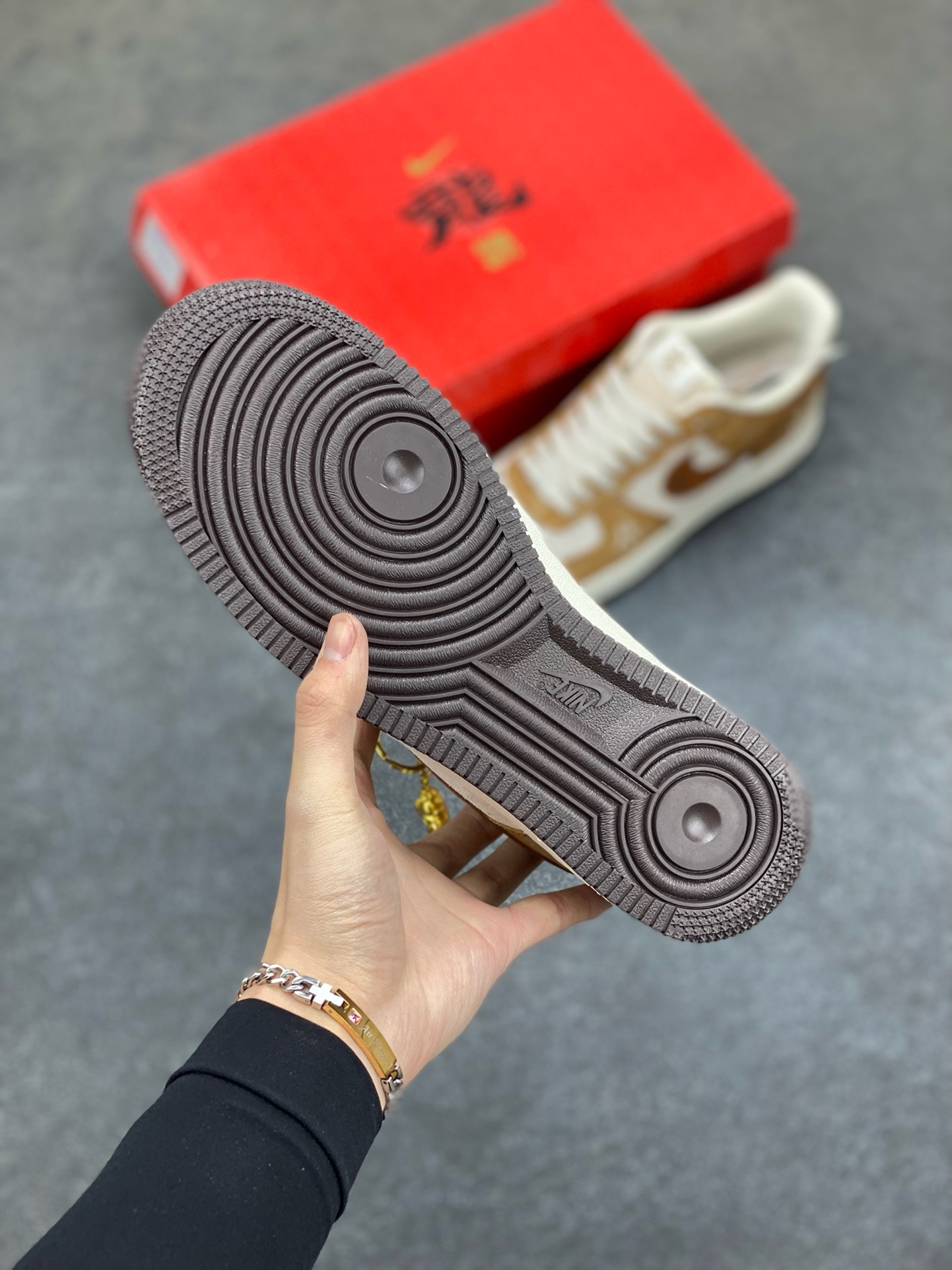 图片[5]-福利特价 NIke Air Force 1 \’07 Low “中国年限定-龙年辰”海外，耐克首次融入国潮中国风元素辰，咖啡头牛皮印上LV独特LOGO，牛皮上面电绣龙年辰,耐克✓LOGO小牛皮印压龙图形和LV字母，鞋盒采用毛笔字龍加上扇形纹路，更具中国古典风 空军一号 低帮 运动鞋 休闲鞋 折边针车 工艺难度大 原楦头原纸板 原装鞋盒 定制五金配件 内置全掌气垫 原厂鞋底 货号：LX1988-006 尺码：36 36.5 37.5 38 38.5 39 40 40.5 41 42 42.5 43 44 44.5 45-选品中心