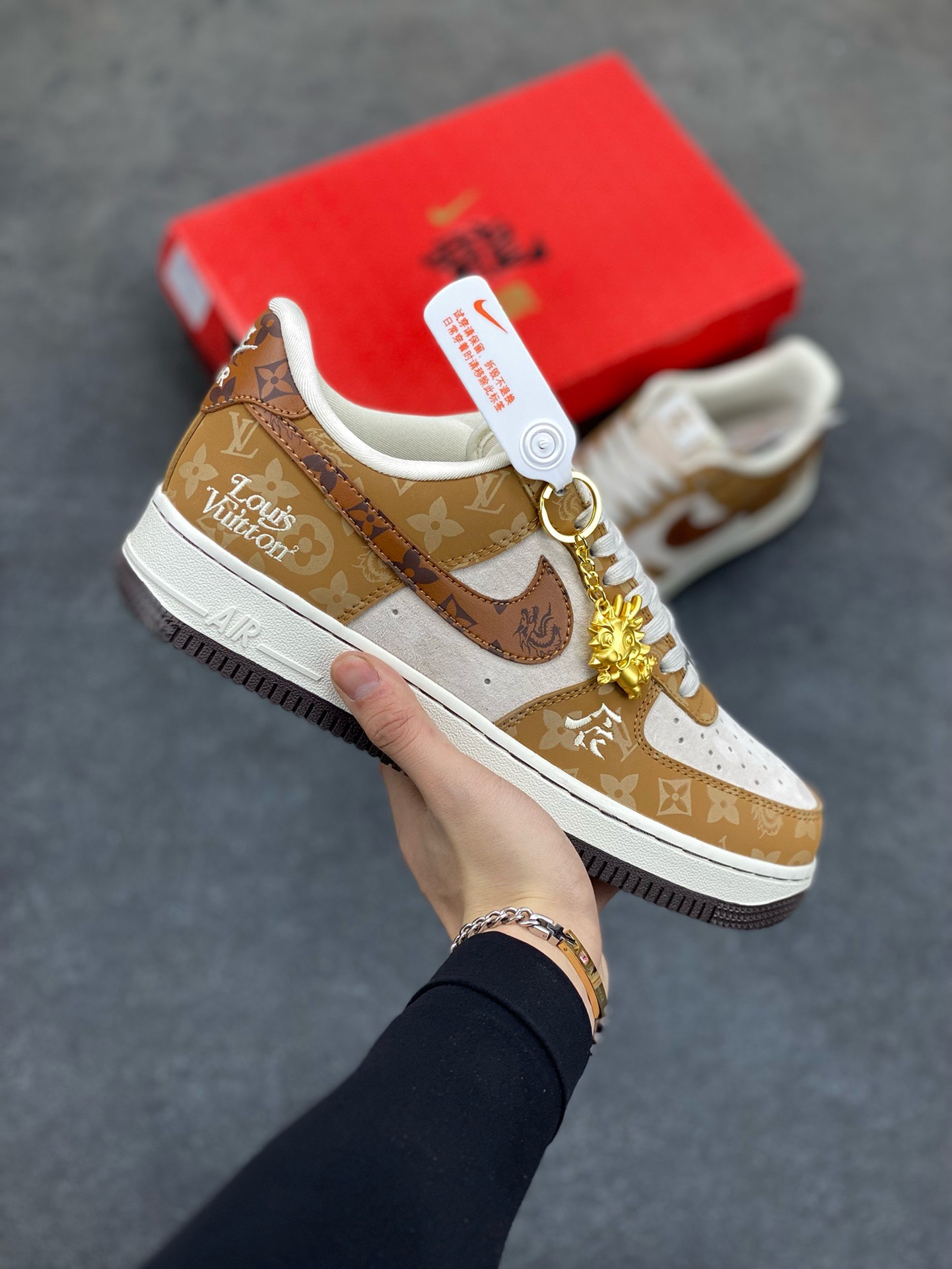 福利特价 NIke Air Force 1 \’07 Low “中国年限定-龙年辰”海外，耐克首次融入国潮中国风元素辰，咖啡头牛皮印上LV独特LOGO，牛皮上面电绣龙年辰,耐克✓LOGO小牛皮印压龙图形和LV字母，鞋盒采用毛笔字龍加上扇形纹路，更具中国古典风 空军一号 低帮 运动鞋 休闲鞋 折边针车 工艺难度大 原楦头原纸板 原装鞋盒 定制五金配件 内置全掌气垫 原厂鞋底 货号：LX1988-006 尺码：36 36.5 37.5 38 38.5 39 40 40.5 41 42 42.5 43 44 44.5 45-选品中心