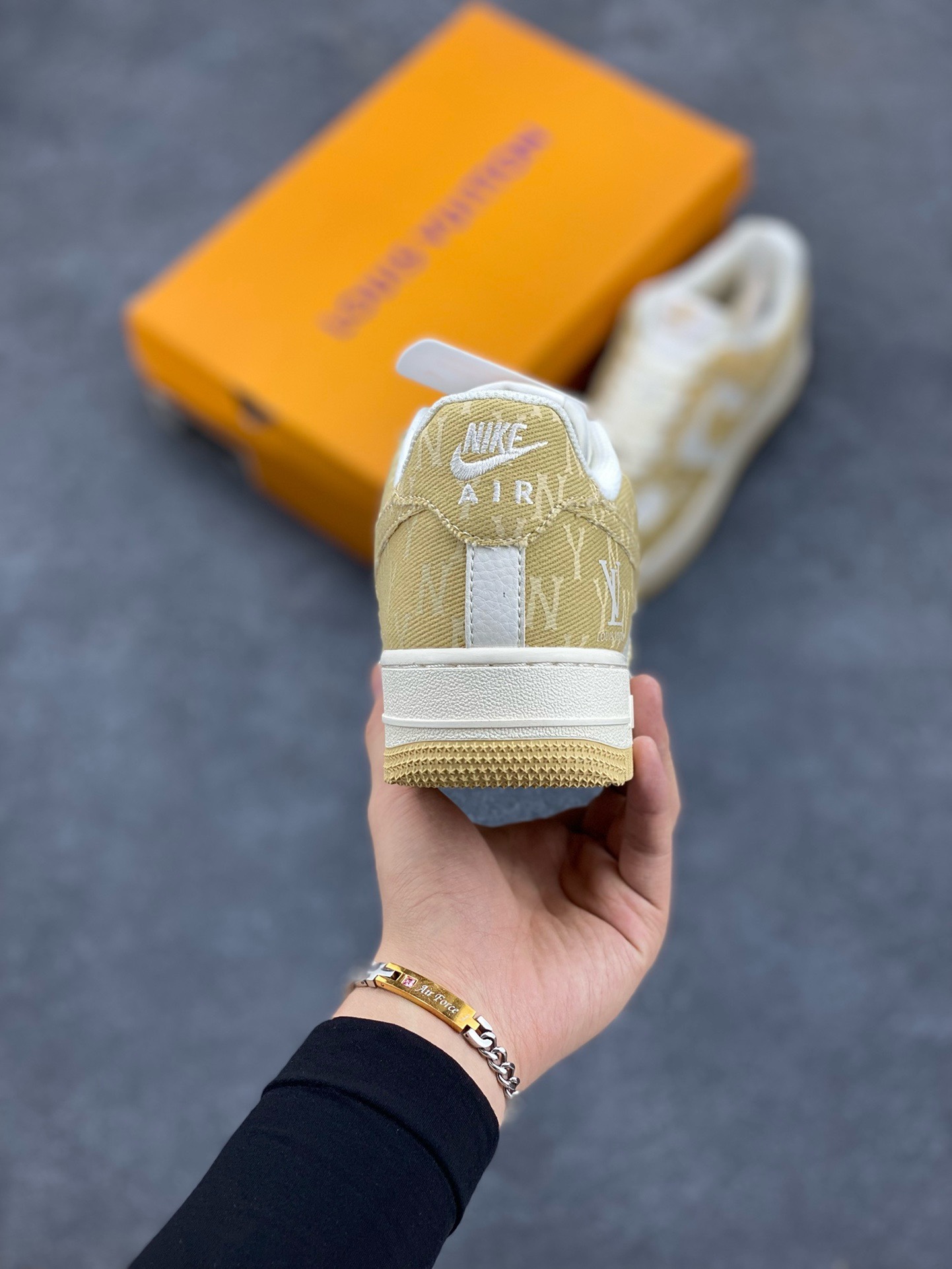 图片[4]-福利特价 NIke Air Force 1 \’07 Low “LV联名–卡其双勾”空军一号 低帮 运动鞋 休闲鞋 折边针车 工艺难度大 原楦头原纸板 原装鞋盒 定制五金配件 内置全掌气垫 原厂鞋底 货号：HD1968-027 尺码：36 36.5 37.5 38 38.5 39 40 40.5 41 42 42.5 43 44 44.5 45-选品中心