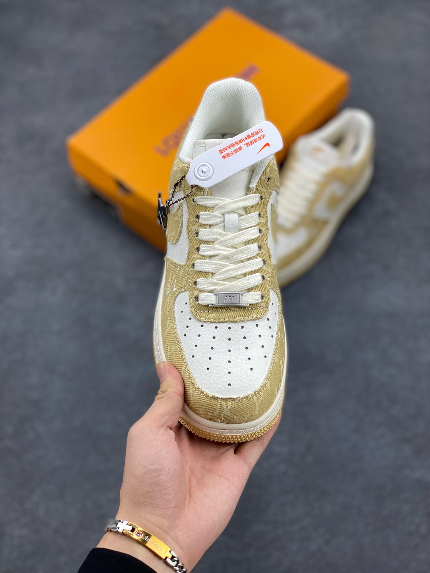 图片[2]-福利特价 NIke Air Force 1 \’07 Low “LV联名–卡其双勾”空军一号 低帮 运动鞋 休闲鞋 折边针车 工艺难度大 原楦头原纸板 原装鞋盒 定制五金配件 内置全掌气垫 原厂鞋底 货号：HD1968-027 尺码：36 36.5 37.5 38 38.5 39 40 40.5 41 42 42.5 43 44 44.5 45-选品中心