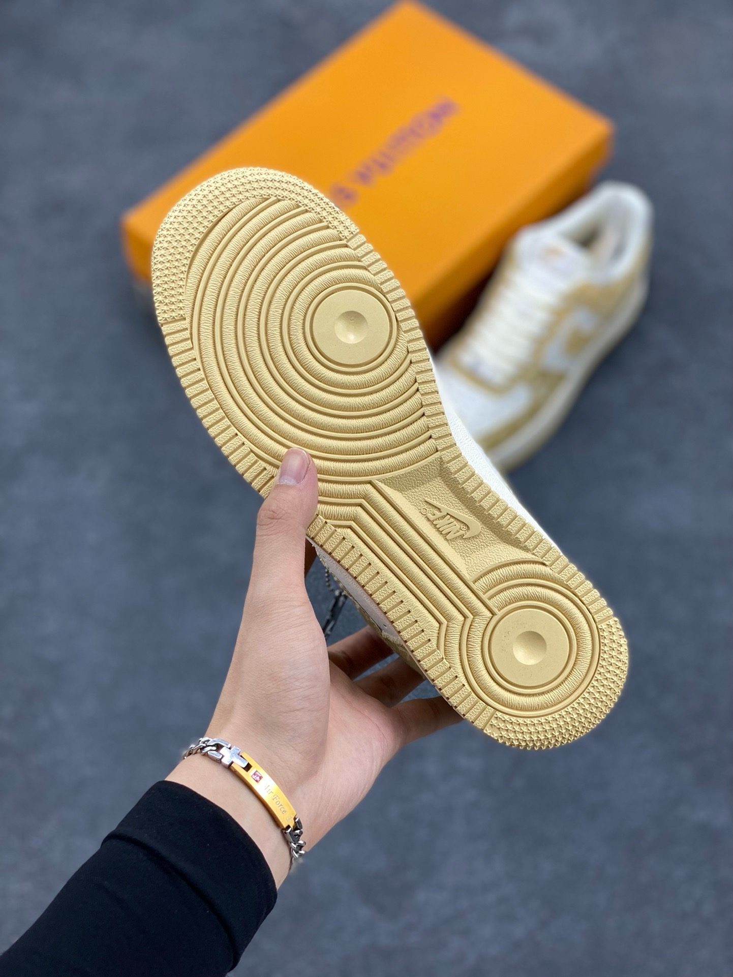 图片[5]-福利特价 NIke Air Force 1 \’07 Low “LV联名–卡其双勾”空军一号 低帮 运动鞋 休闲鞋 折边针车 工艺难度大 原楦头原纸板 原装鞋盒 定制五金配件 内置全掌气垫 原厂鞋底 货号：HD1968-027 尺码：36 36.5 37.5 38 38.5 39 40 40.5 41 42 42.5 43 44 44.5 45-选品中心