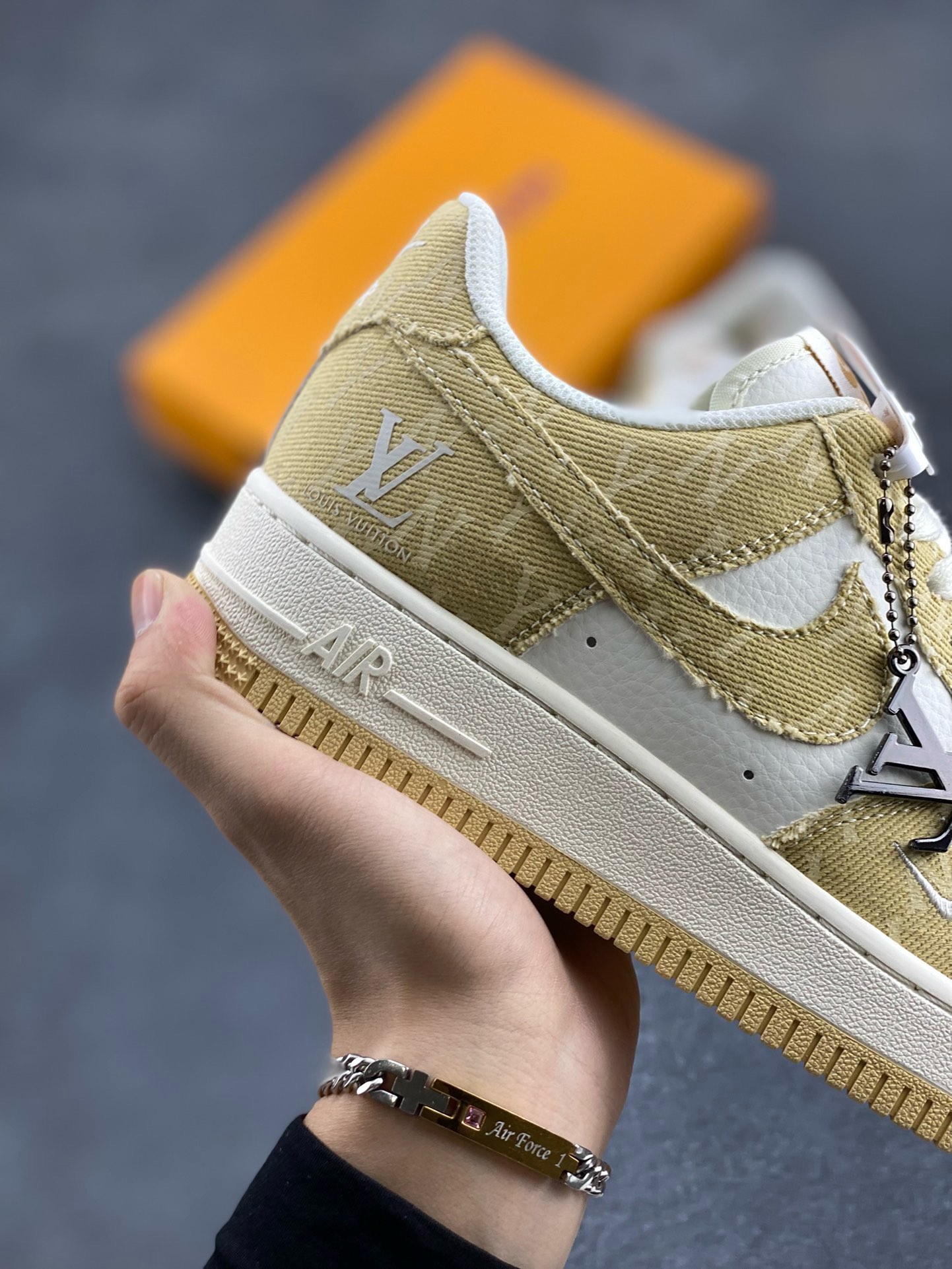 图片[6]-福利特价 NIke Air Force 1 \’07 Low “LV联名–卡其双勾”空军一号 低帮 运动鞋 休闲鞋 折边针车 工艺难度大 原楦头原纸板 原装鞋盒 定制五金配件 内置全掌气垫 原厂鞋底 货号：HD1968-027 尺码：36 36.5 37.5 38 38.5 39 40 40.5 41 42 42.5 43 44 44.5 45-选品中心