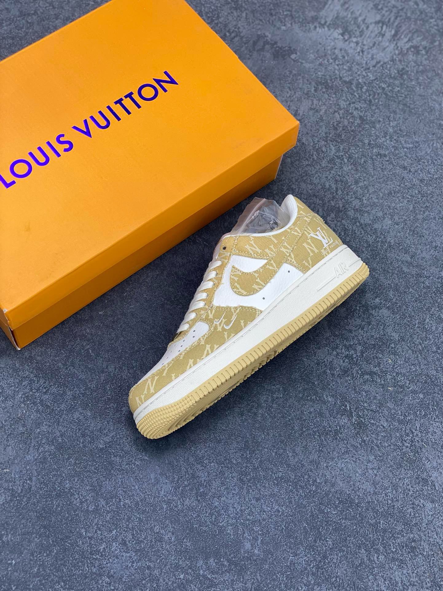 图片[7]-福利特价 NIke Air Force 1 \’07 Low “LV联名–卡其双勾”空军一号 低帮 运动鞋 休闲鞋 折边针车 工艺难度大 原楦头原纸板 原装鞋盒 定制五金配件 内置全掌气垫 原厂鞋底 货号：HD1968-027 尺码：36 36.5 37.5 38 38.5 39 40 40.5 41 42 42.5 43 44 44.5 45-选品中心