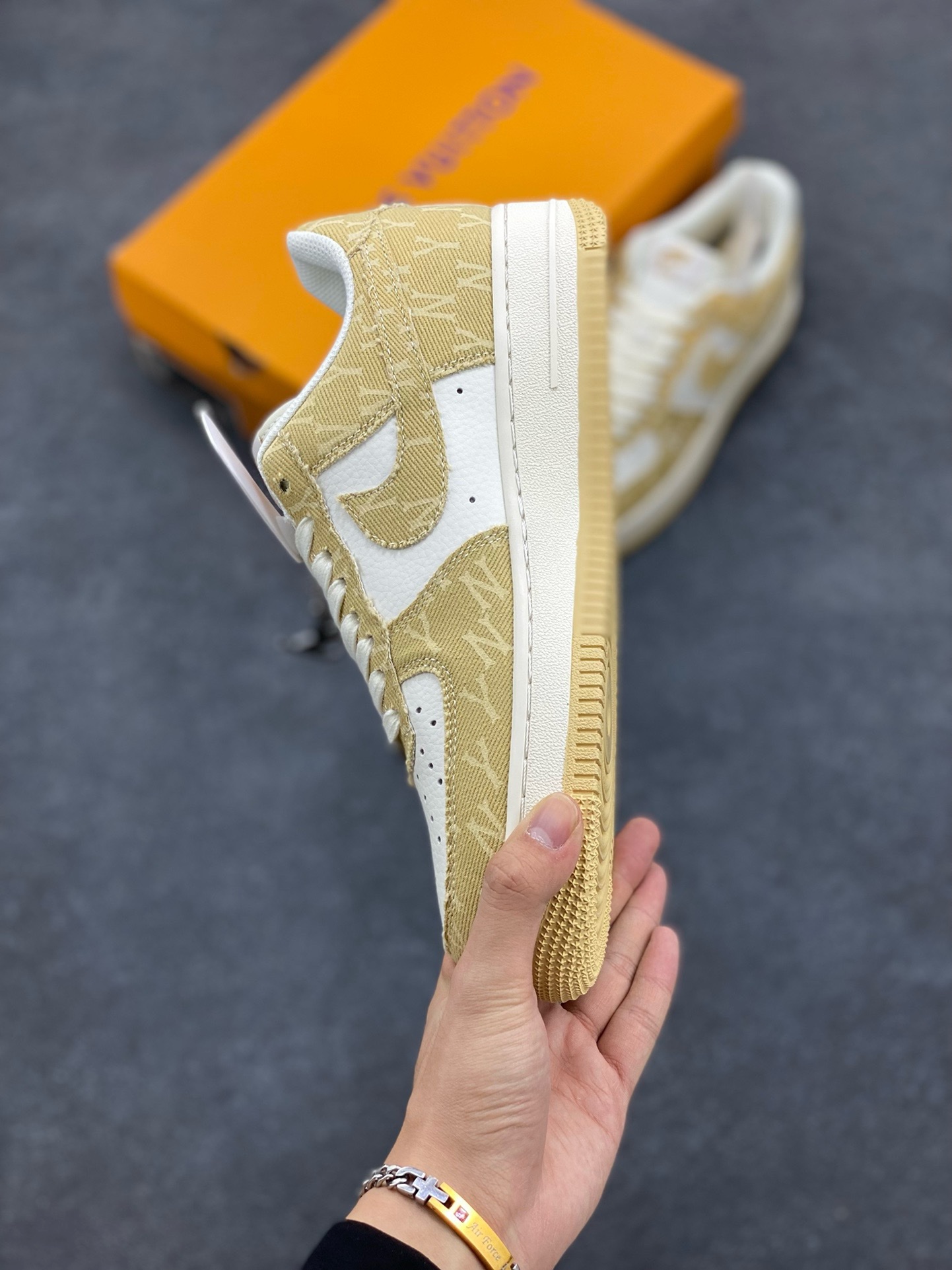 图片[3]-福利特价 NIke Air Force 1 \’07 Low “LV联名–卡其双勾”空军一号 低帮 运动鞋 休闲鞋 折边针车 工艺难度大 原楦头原纸板 原装鞋盒 定制五金配件 内置全掌气垫 原厂鞋底 货号：HD1968-027 尺码：36 36.5 37.5 38 38.5 39 40 40.5 41 42 42.5 43 44 44.5 45-选品中心