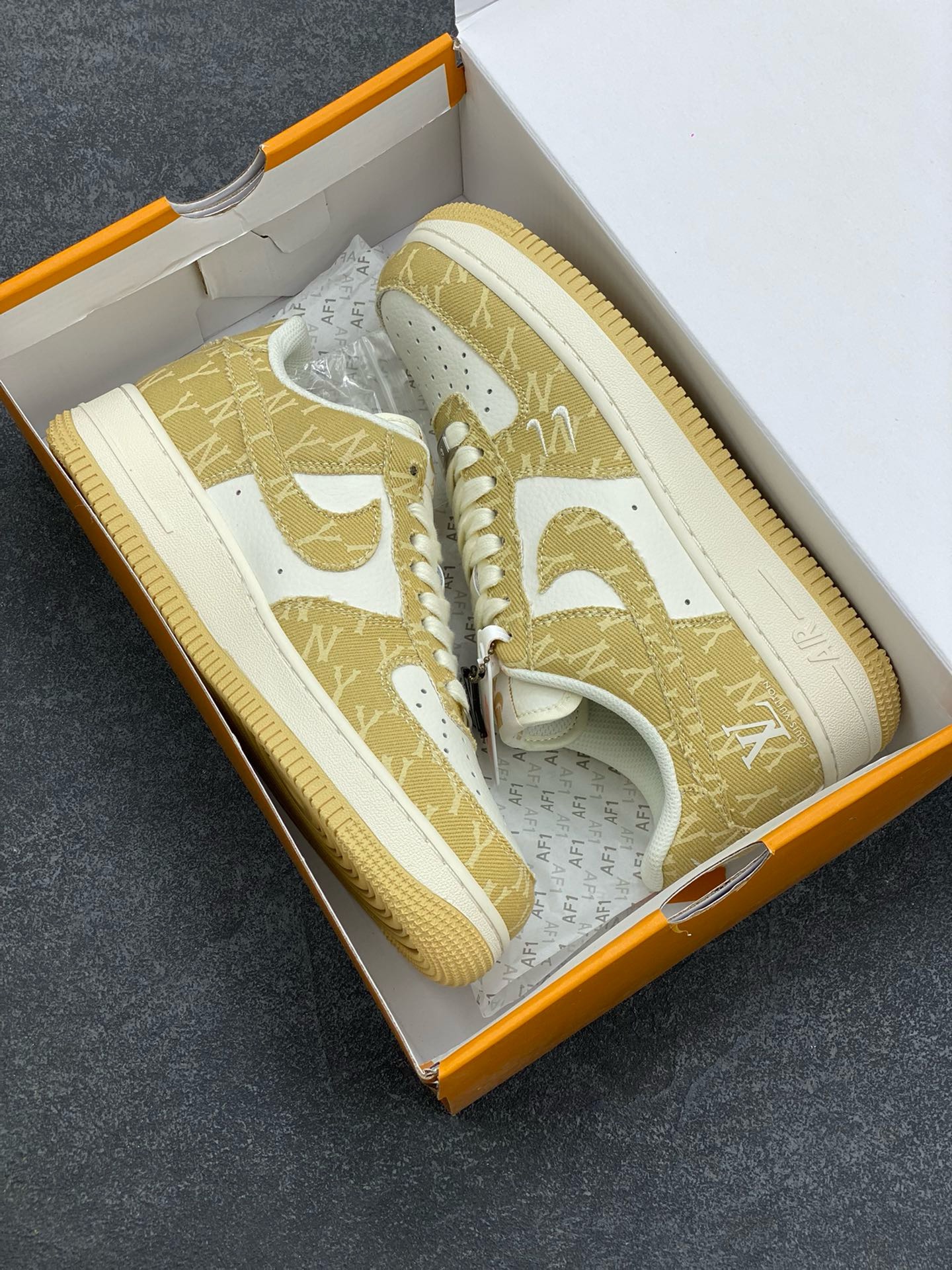 图片[9]-福利特价 NIke Air Force 1 \’07 Low “LV联名–卡其双勾”空军一号 低帮 运动鞋 休闲鞋 折边针车 工艺难度大 原楦头原纸板 原装鞋盒 定制五金配件 内置全掌气垫 原厂鞋底 货号：HD1968-027 尺码：36 36.5 37.5 38 38.5 39 40 40.5 41 42 42.5 43 44 44.5 45-选品中心