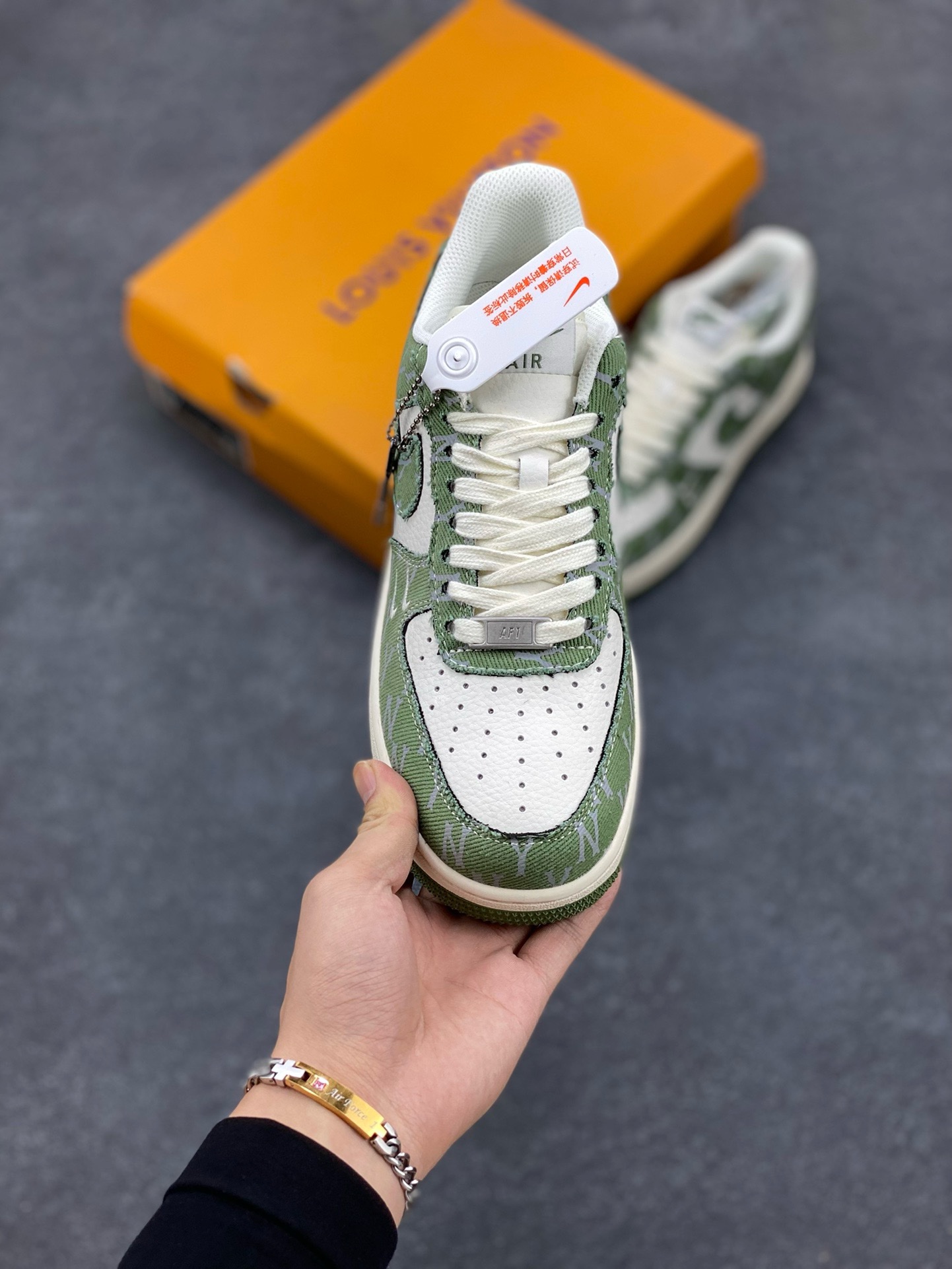 图片[2]-福利特价 NIke Air Force 1 \’07 Low “LV联名–荷叶绿”空军一号 低帮 运动鞋 休闲鞋 折边针车 工艺难度大 原楦头原纸板 原装鞋盒 定制五金配件 内置全掌气垫 原厂鞋底 货号：HD1968-029 尺码：36 36.5 37.5 38 38.5 39 40 40.5 41 42 42.5 43 44 44.5 45-选品中心