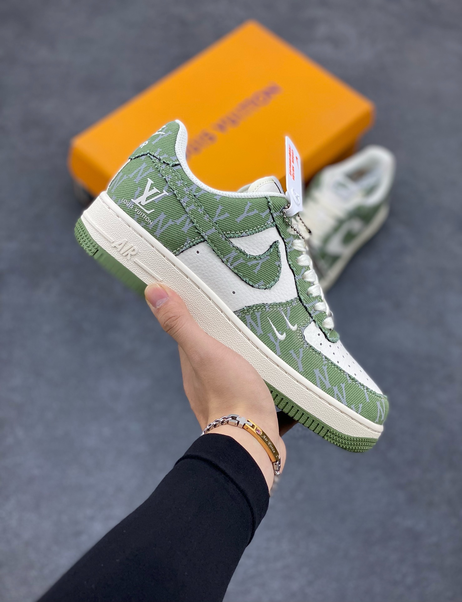 福利特价 NIke Air Force 1 \’07 Low “LV联名–荷叶绿”空军一号 低帮 运动鞋 休闲鞋 折边针车 工艺难度大 原楦头原纸板 原装鞋盒 定制五金配件 内置全掌气垫 原厂鞋底 货号:HD1968-029 尺码:36 36.5 37.5 38 38.5 39 40 40.5 41 42 42.5 43 44 44.5 45-选品中心