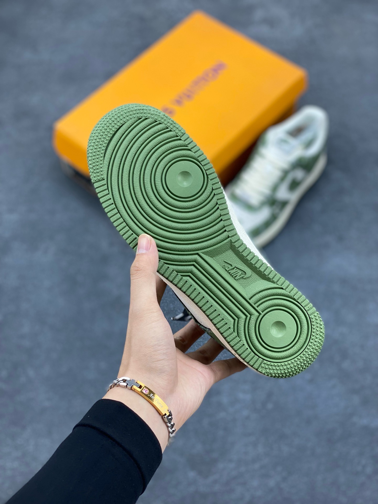 图片[5]-福利特价 NIke Air Force 1 \’07 Low “LV联名–荷叶绿”空军一号 低帮 运动鞋 休闲鞋 折边针车 工艺难度大 原楦头原纸板 原装鞋盒 定制五金配件 内置全掌气垫 原厂鞋底 货号：HD1968-029 尺码：36 36.5 37.5 38 38.5 39 40 40.5 41 42 42.5 43 44 44.5 45-选品中心