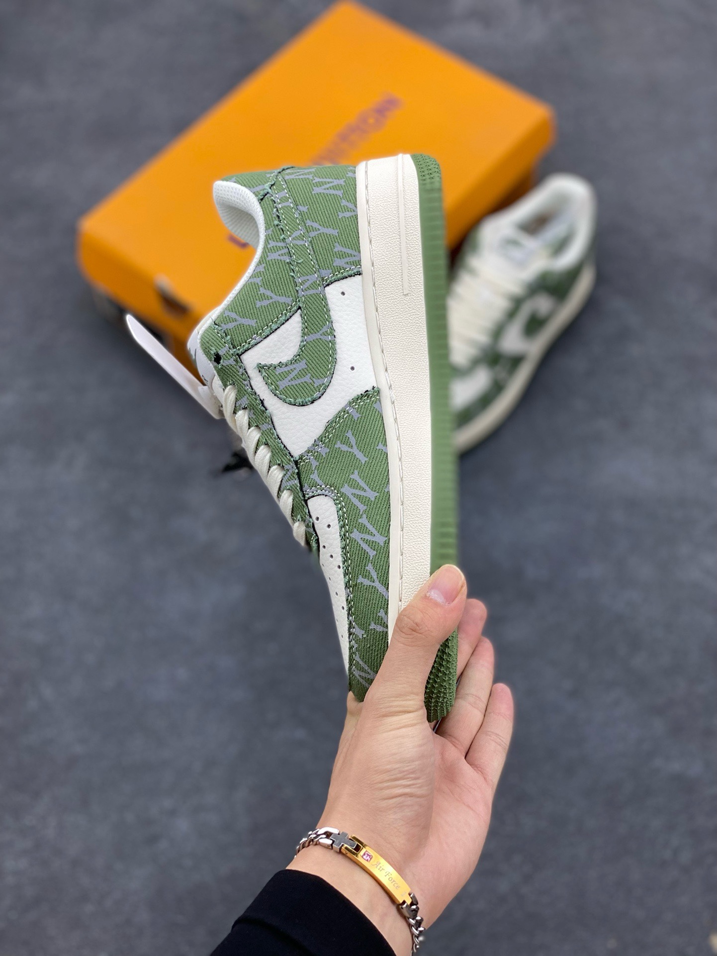 图片[3]-福利特价 NIke Air Force 1 \’07 Low “LV联名–荷叶绿”空军一号 低帮 运动鞋 休闲鞋 折边针车 工艺难度大 原楦头原纸板 原装鞋盒 定制五金配件 内置全掌气垫 原厂鞋底 货号：HD1968-029 尺码：36 36.5 37.5 38 38.5 39 40 40.5 41 42 42.5 43 44 44.5 45-选品中心