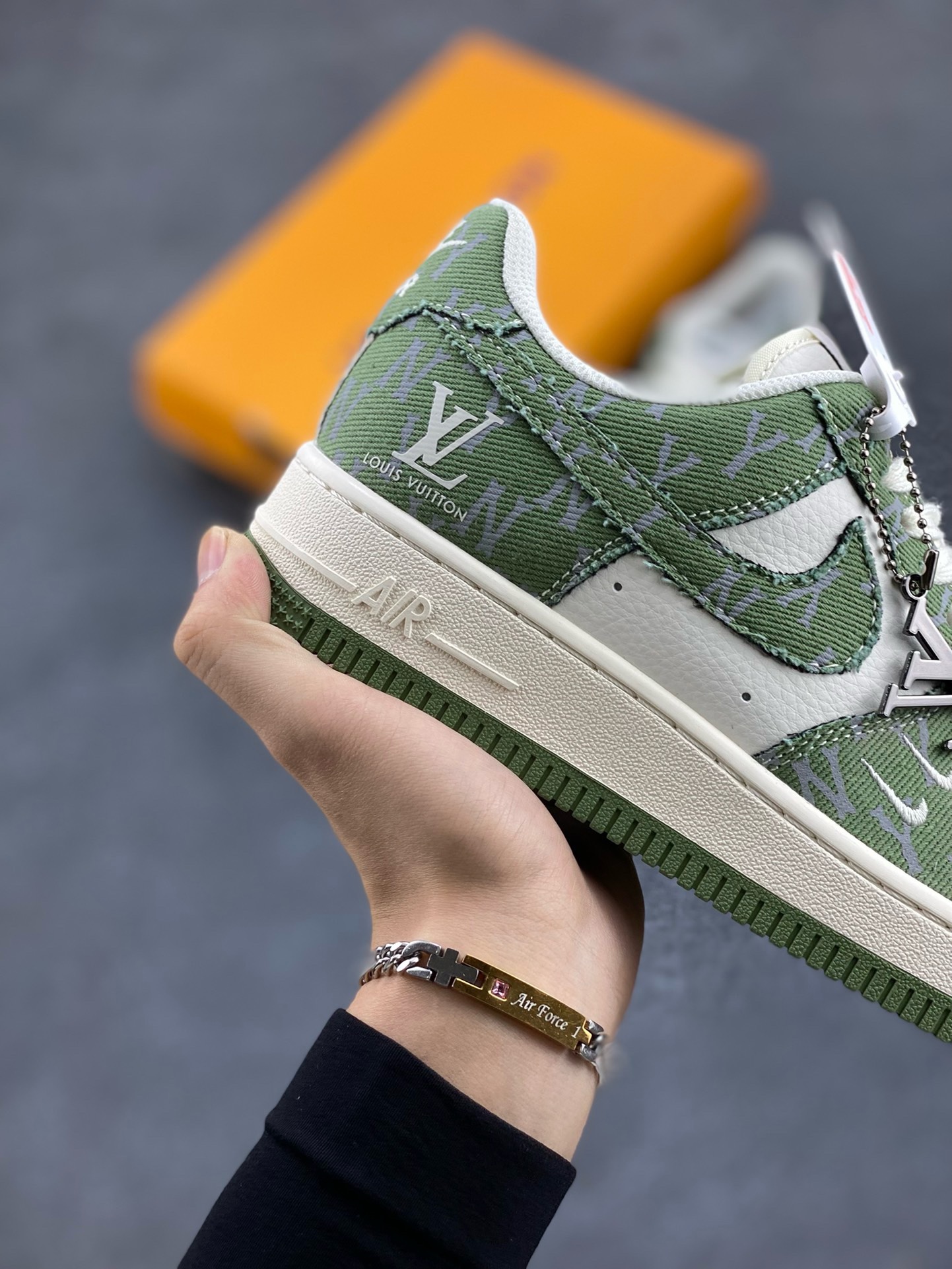 图片[6]-福利特价 NIke Air Force 1 \’07 Low “LV联名–荷叶绿”空军一号 低帮 运动鞋 休闲鞋 折边针车 工艺难度大 原楦头原纸板 原装鞋盒 定制五金配件 内置全掌气垫 原厂鞋底 货号：HD1968-029 尺码：36 36.5 37.5 38 38.5 39 40 40.5 41 42 42.5 43 44 44.5 45-选品中心