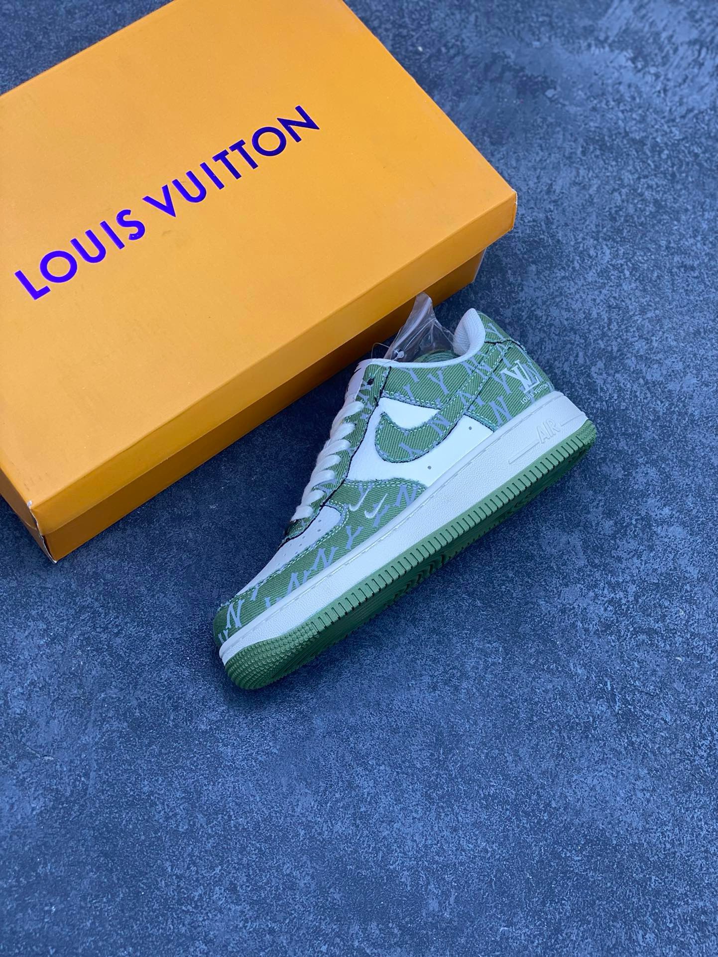 图片[7]-福利特价 NIke Air Force 1 \’07 Low “LV联名–荷叶绿”空军一号 低帮 运动鞋 休闲鞋 折边针车 工艺难度大 原楦头原纸板 原装鞋盒 定制五金配件 内置全掌气垫 原厂鞋底 货号：HD1968-029 尺码：36 36.5 37.5 38 38.5 39 40 40.5 41 42 42.5 43 44 44.5 45-选品中心