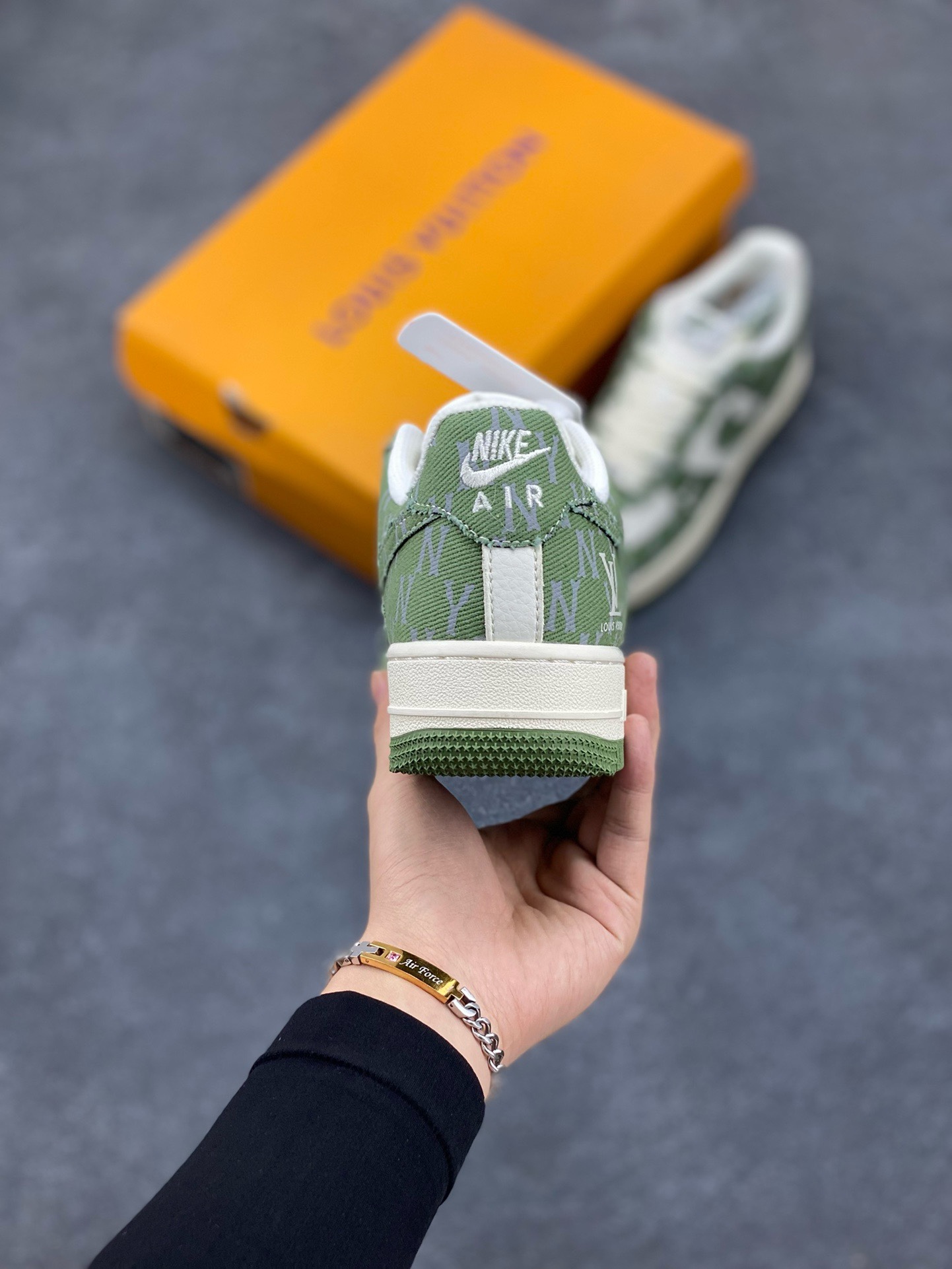 图片[4]-福利特价 NIke Air Force 1 \’07 Low “LV联名–荷叶绿”空军一号 低帮 运动鞋 休闲鞋 折边针车 工艺难度大 原楦头原纸板 原装鞋盒 定制五金配件 内置全掌气垫 原厂鞋底 货号：HD1968-029 尺码：36 36.5 37.5 38 38.5 39 40 40.5 41 42 42.5 43 44 44.5 45-选品中心