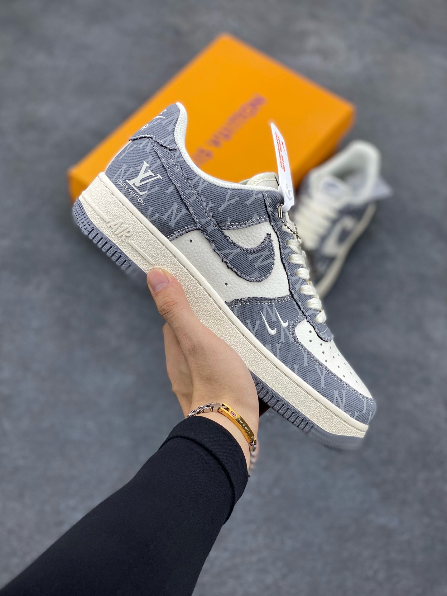 福利特价 NIke Air Force 1 \'07 Low “LV联名--灰双勾”空军一号 低帮 运动鞋 休闲鞋 折边针车 工艺难度大 原楦头原纸板 原装鞋盒 定制五金配件 内置全掌气垫 原厂鞋底 货号：HD1968-030 尺码：36 36.5 37.5 38 38.5 39 40 40.5 41 42 42.5 43 44 44.5 45-选品中心