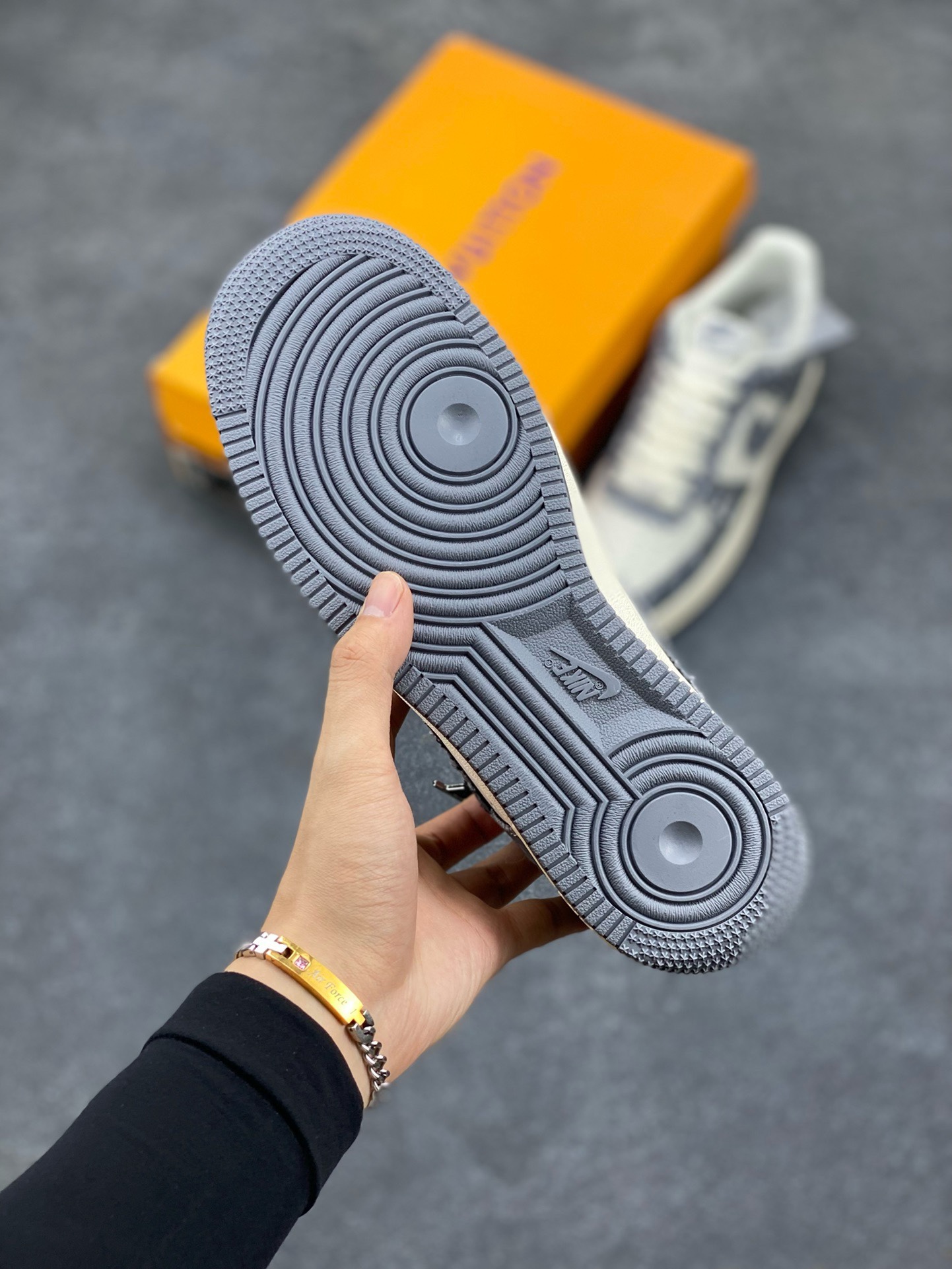 图片[5]-福利特价 NIke Air Force 1 \’07 Low “LV联名–灰双勾”空军一号 低帮 运动鞋 休闲鞋 折边针车 工艺难度大 原楦头原纸板 原装鞋盒 定制五金配件 内置全掌气垫 原厂鞋底 货号：HD1968-030 尺码：36 36.5 37.5 38 38.5 39 40 40.5 41 42 42.5 43 44 44.5 45-选品中心