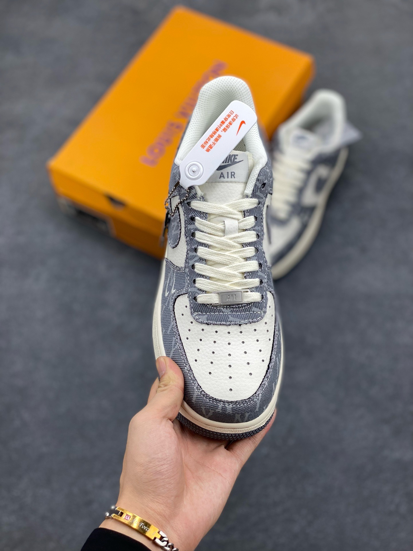 图片[2]-福利特价 NIke Air Force 1 \’07 Low “LV联名–灰双勾”空军一号 低帮 运动鞋 休闲鞋 折边针车 工艺难度大 原楦头原纸板 原装鞋盒 定制五金配件 内置全掌气垫 原厂鞋底 货号：HD1968-030 尺码：36 36.5 37.5 38 38.5 39 40 40.5 41 42 42.5 43 44 44.5 45-选品中心
