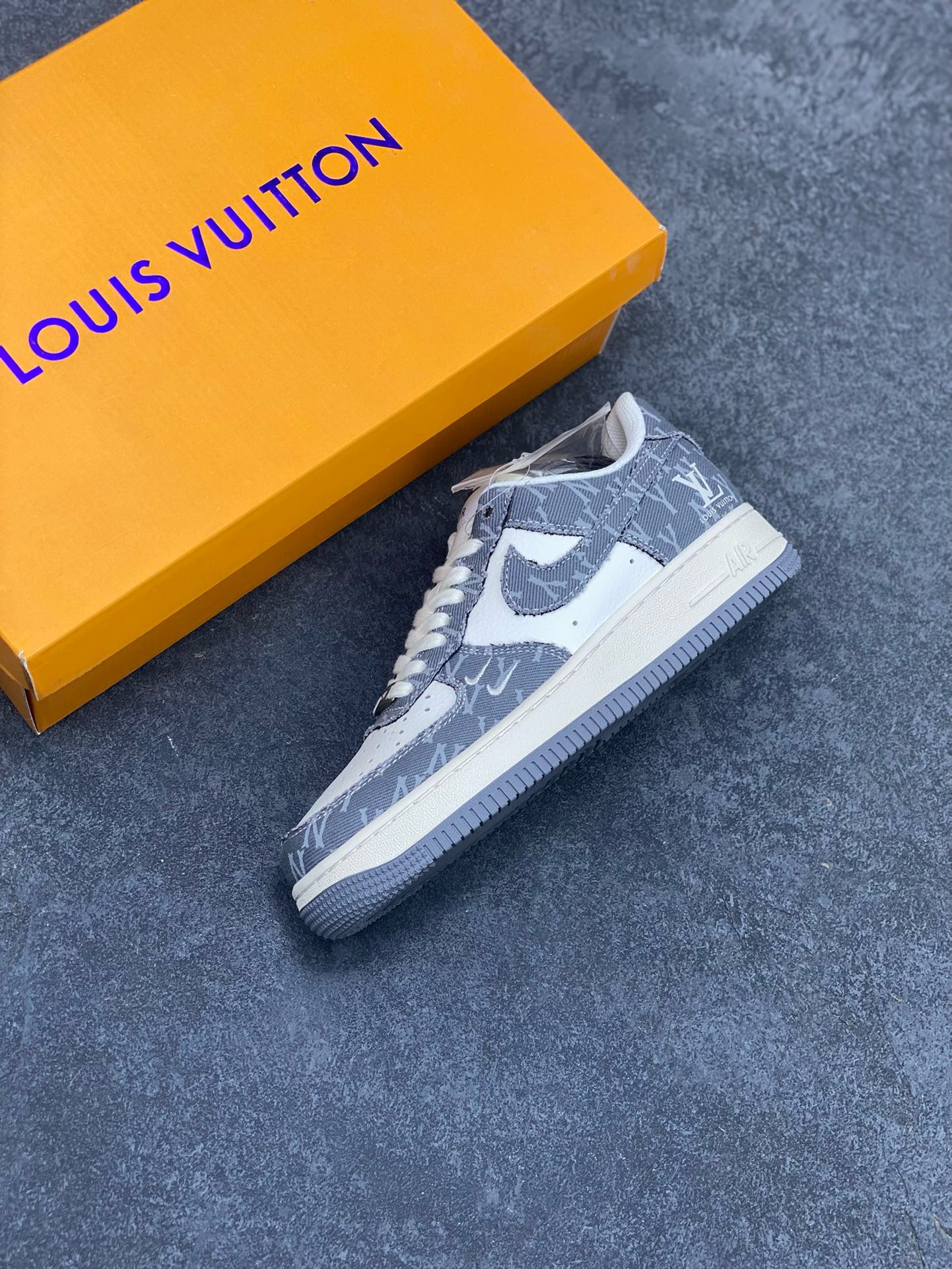 图片[7]-福利特价 NIke Air Force 1 \’07 Low “LV联名–灰双勾”空军一号 低帮 运动鞋 休闲鞋 折边针车 工艺难度大 原楦头原纸板 原装鞋盒 定制五金配件 内置全掌气垫 原厂鞋底 货号：HD1968-030 尺码：36 36.5 37.5 38 38.5 39 40 40.5 41 42 42.5 43 44 44.5 45-选品中心