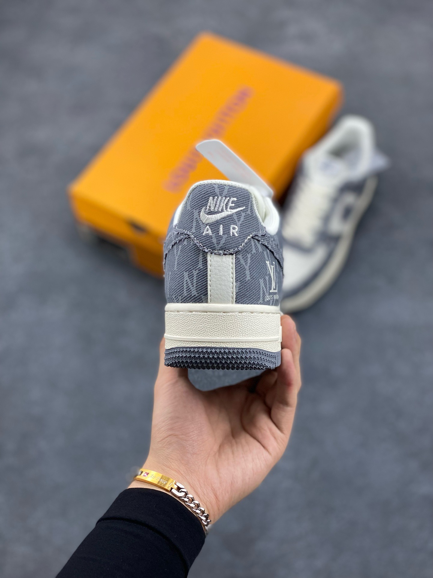 图片[4]-福利特价 NIke Air Force 1 \’07 Low “LV联名–灰双勾”空军一号 低帮 运动鞋 休闲鞋 折边针车 工艺难度大 原楦头原纸板 原装鞋盒 定制五金配件 内置全掌气垫 原厂鞋底 货号：HD1968-030 尺码：36 36.5 37.5 38 38.5 39 40 40.5 41 42 42.5 43 44 44.5 45-选品中心