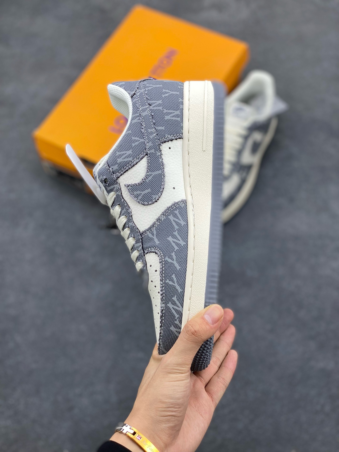 图片[3]-福利特价 NIke Air Force 1 \’07 Low “LV联名–灰双勾”空军一号 低帮 运动鞋 休闲鞋 折边针车 工艺难度大 原楦头原纸板 原装鞋盒 定制五金配件 内置全掌气垫 原厂鞋底 货号：HD1968-030 尺码：36 36.5 37.5 38 38.5 39 40 40.5 41 42 42.5 43 44 44.5 45-选品中心