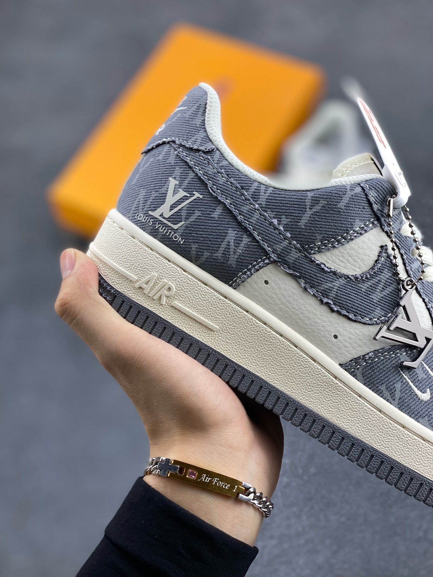 图片[6]-福利特价 NIke Air Force 1 \’07 Low “LV联名–灰双勾”空军一号 低帮 运动鞋 休闲鞋 折边针车 工艺难度大 原楦头原纸板 原装鞋盒 定制五金配件 内置全掌气垫 原厂鞋底 货号：HD1968-030 尺码：36 36.5 37.5 38 38.5 39 40 40.5 41 42 42.5 43 44 44.5 45-选品中心