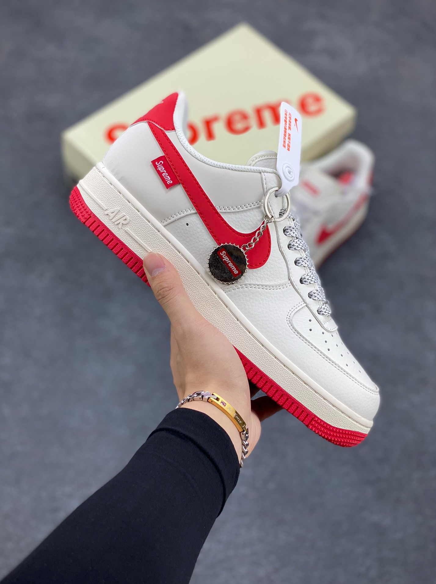 福利特价 NIke Air Force 1 \’07 Low “Supreme联名–米红”空军一号 低帮 运动鞋 休闲鞋 折边针车 工艺难度大 原楦头原纸板 原装鞋盒 定制五金配件 内置全掌气垫 原厂鞋底 货号：HD1968-026 尺码：36 36.5 37.5 38 38.5 39 40 40.5 41 42 42.5 43 44 44.5 45-选品中心