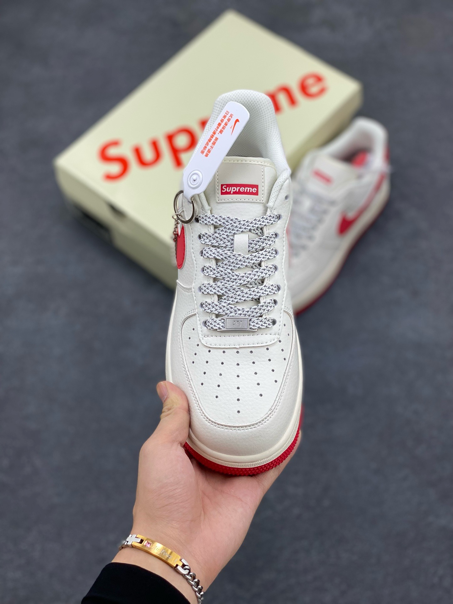 图片[2]-福利特价 NIke Air Force 1 \’07 Low “Supreme联名–米红”空军一号 低帮 运动鞋 休闲鞋 折边针车 工艺难度大 原楦头原纸板 原装鞋盒 定制五金配件 内置全掌气垫 原厂鞋底 货号：HD1968-026 尺码：36 36.5 37.5 38 38.5 39 40 40.5 41 42 42.5 43 44 44.5 45-选品中心