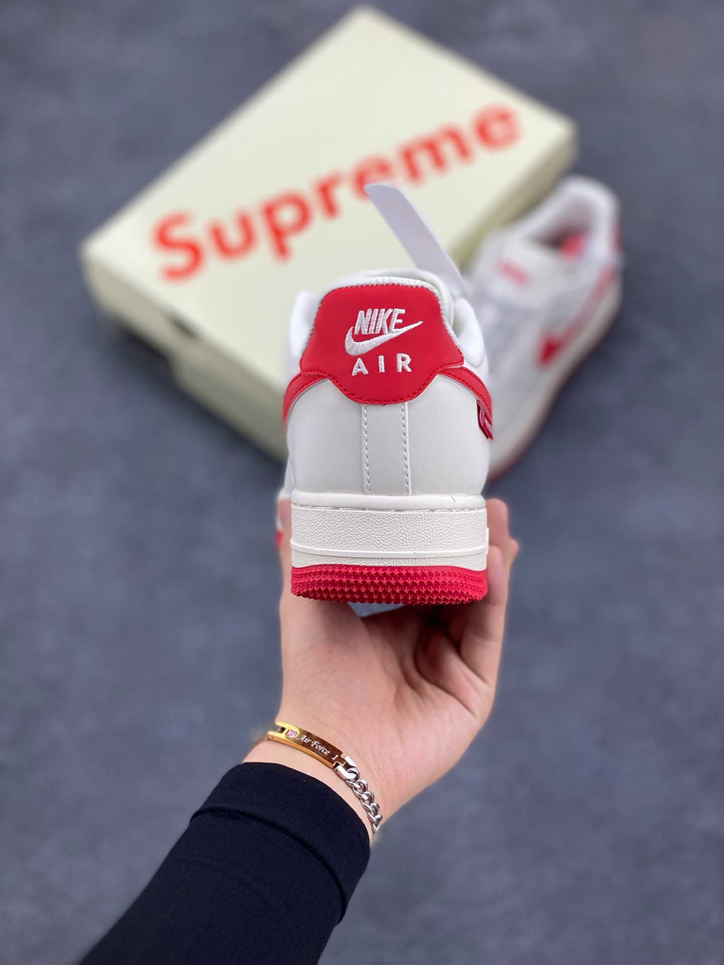 图片[4]-福利特价 NIke Air Force 1 \’07 Low “Supreme联名–米红”空军一号 低帮 运动鞋 休闲鞋 折边针车 工艺难度大 原楦头原纸板 原装鞋盒 定制五金配件 内置全掌气垫 原厂鞋底 货号：HD1968-026 尺码：36 36.5 37.5 38 38.5 39 40 40.5 41 42 42.5 43 44 44.5 45-选品中心