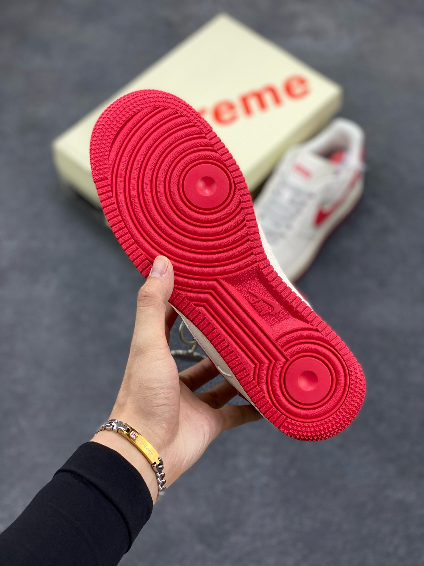 图片[5]-福利特价 NIke Air Force 1 \’07 Low “Supreme联名–米红”空军一号 低帮 运动鞋 休闲鞋 折边针车 工艺难度大 原楦头原纸板 原装鞋盒 定制五金配件 内置全掌气垫 原厂鞋底 货号：HD1968-026 尺码：36 36.5 37.5 38 38.5 39 40 40.5 41 42 42.5 43 44 44.5 45-选品中心