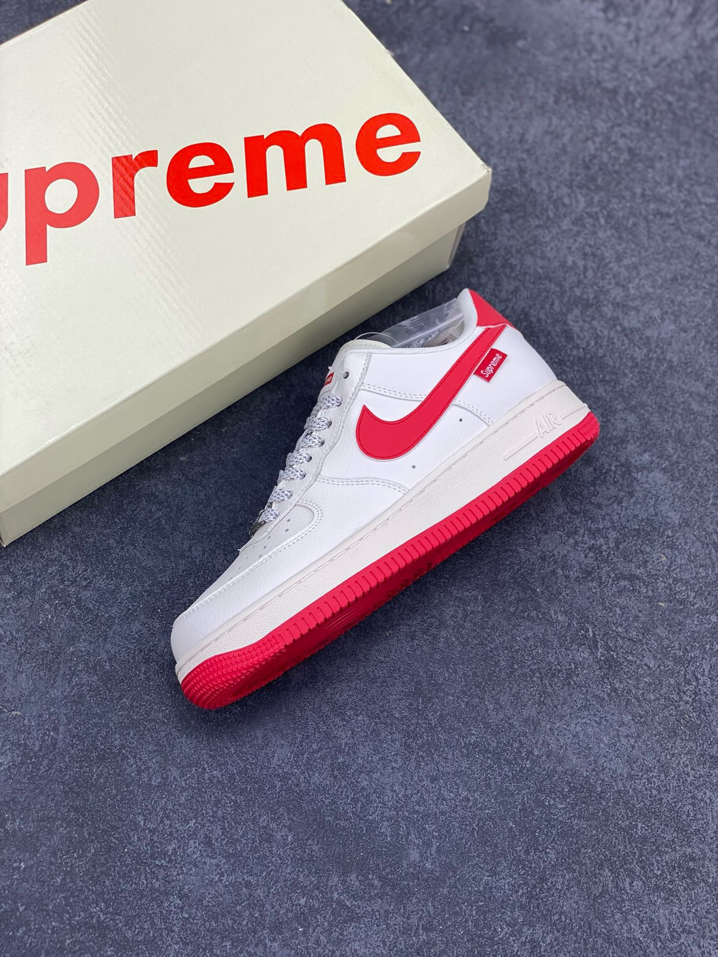 图片[7]-福利特价 NIke Air Force 1 \’07 Low “Supreme联名–米红”空军一号 低帮 运动鞋 休闲鞋 折边针车 工艺难度大 原楦头原纸板 原装鞋盒 定制五金配件 内置全掌气垫 原厂鞋底 货号：HD1968-026 尺码：36 36.5 37.5 38 38.5 39 40 40.5 41 42 42.5 43 44 44.5 45-选品中心