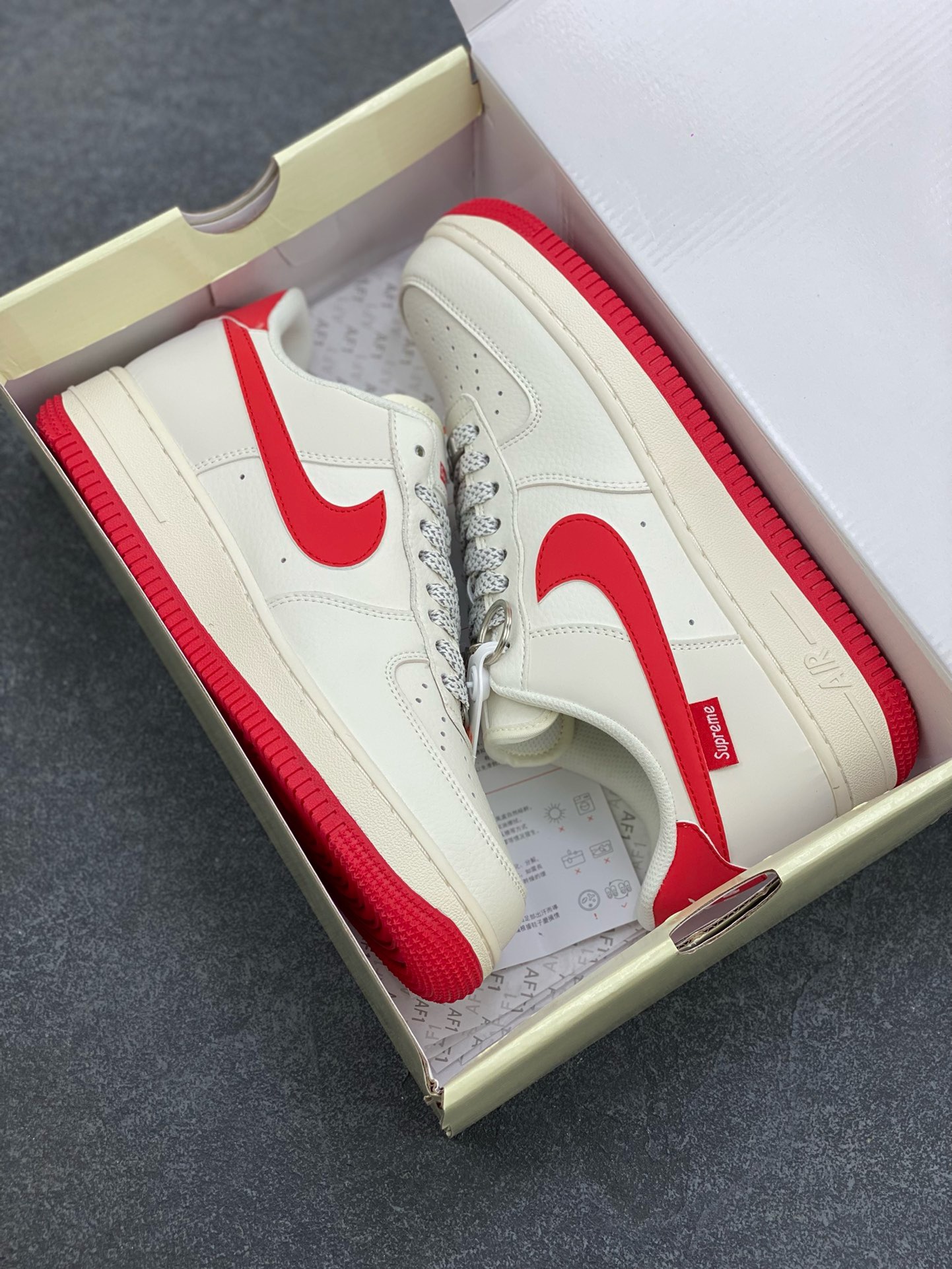 图片[9]-福利特价 NIke Air Force 1 \’07 Low “Supreme联名–米红”空军一号 低帮 运动鞋 休闲鞋 折边针车 工艺难度大 原楦头原纸板 原装鞋盒 定制五金配件 内置全掌气垫 原厂鞋底 货号：HD1968-026 尺码：36 36.5 37.5 38 38.5 39 40 40.5 41 42 42.5 43 44 44.5 45-选品中心