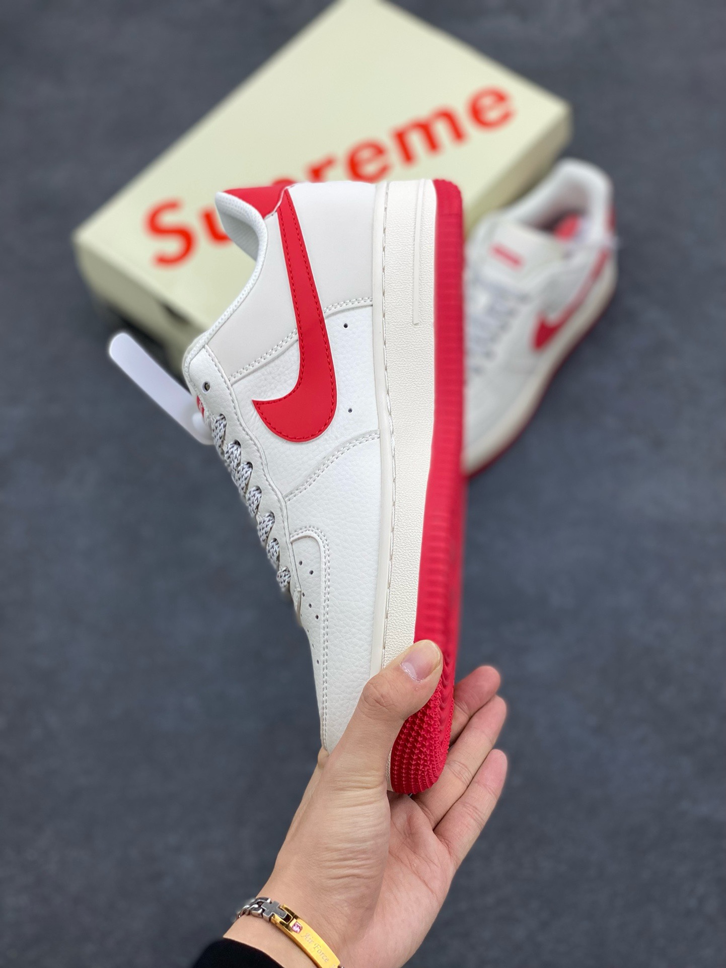 图片[3]-福利特价 NIke Air Force 1 \’07 Low “Supreme联名–米红”空军一号 低帮 运动鞋 休闲鞋 折边针车 工艺难度大 原楦头原纸板 原装鞋盒 定制五金配件 内置全掌气垫 原厂鞋底 货号：HD1968-026 尺码：36 36.5 37.5 38 38.5 39 40 40.5 41 42 42.5 43 44 44.5 45-选品中心