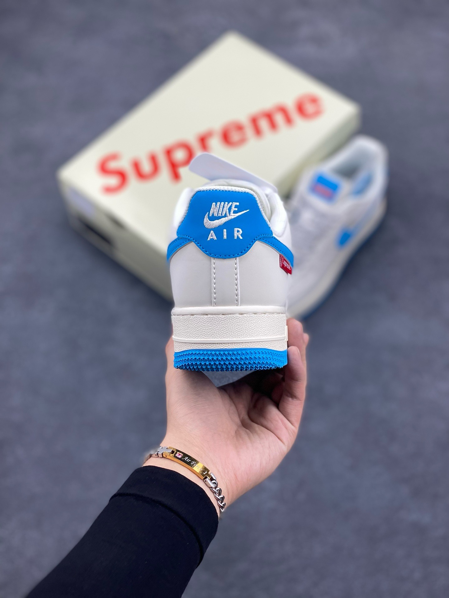 图片[4]-福利特价 NIke Air Force 1 \’07 Low “Supreme联名–湖水蓝”空军一号 低帮 运动鞋 休闲鞋 折边针车 工艺难度大 原楦头原纸板 原装鞋盒 定制五金配件 内置全掌气垫 原厂鞋底 货号：HD1968-024 尺码：36 36.5 37.5 38 38.5 39 40 40.5 41 42 42.5 43 44 44.5 45-选品中心