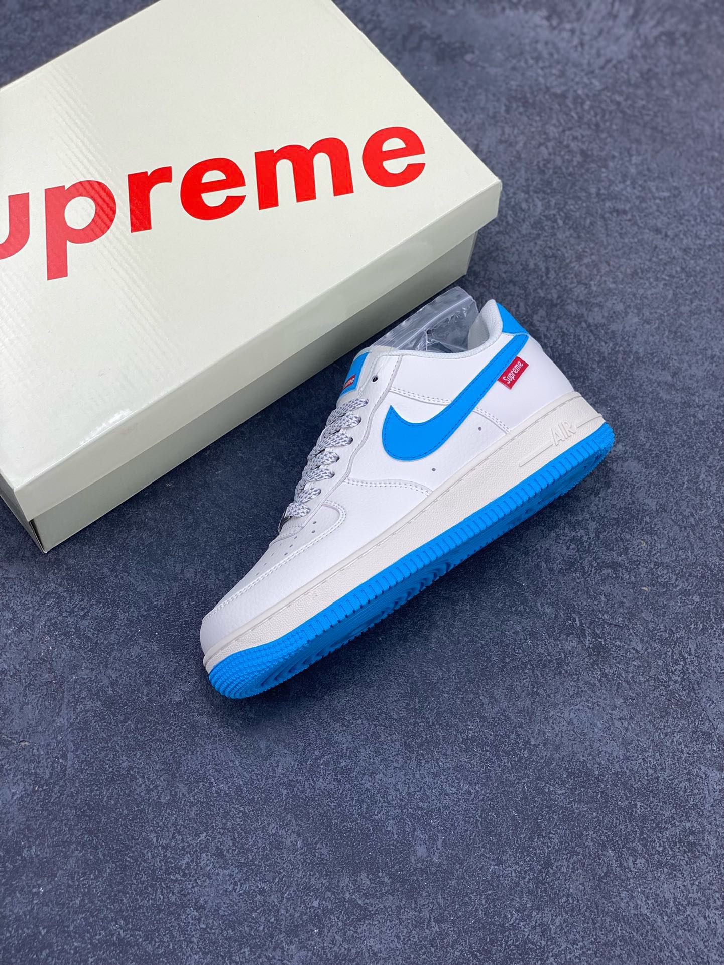 图片[7]-福利特价 NIke Air Force 1 \’07 Low “Supreme联名–湖水蓝”空军一号 低帮 运动鞋 休闲鞋 折边针车 工艺难度大 原楦头原纸板 原装鞋盒 定制五金配件 内置全掌气垫 原厂鞋底 货号：HD1968-024 尺码：36 36.5 37.5 38 38.5 39 40 40.5 41 42 42.5 43 44 44.5 45-选品中心