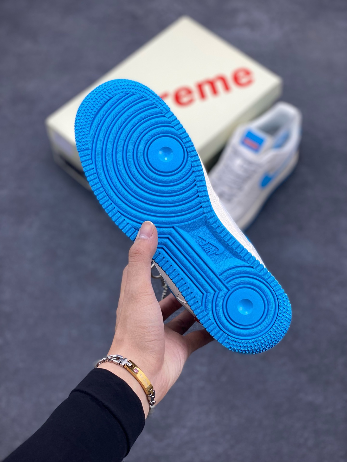 图片[5]-福利特价 NIke Air Force 1 \’07 Low “Supreme联名–湖水蓝”空军一号 低帮 运动鞋 休闲鞋 折边针车 工艺难度大 原楦头原纸板 原装鞋盒 定制五金配件 内置全掌气垫 原厂鞋底 货号：HD1968-024 尺码：36 36.5 37.5 38 38.5 39 40 40.5 41 42 42.5 43 44 44.5 45-选品中心