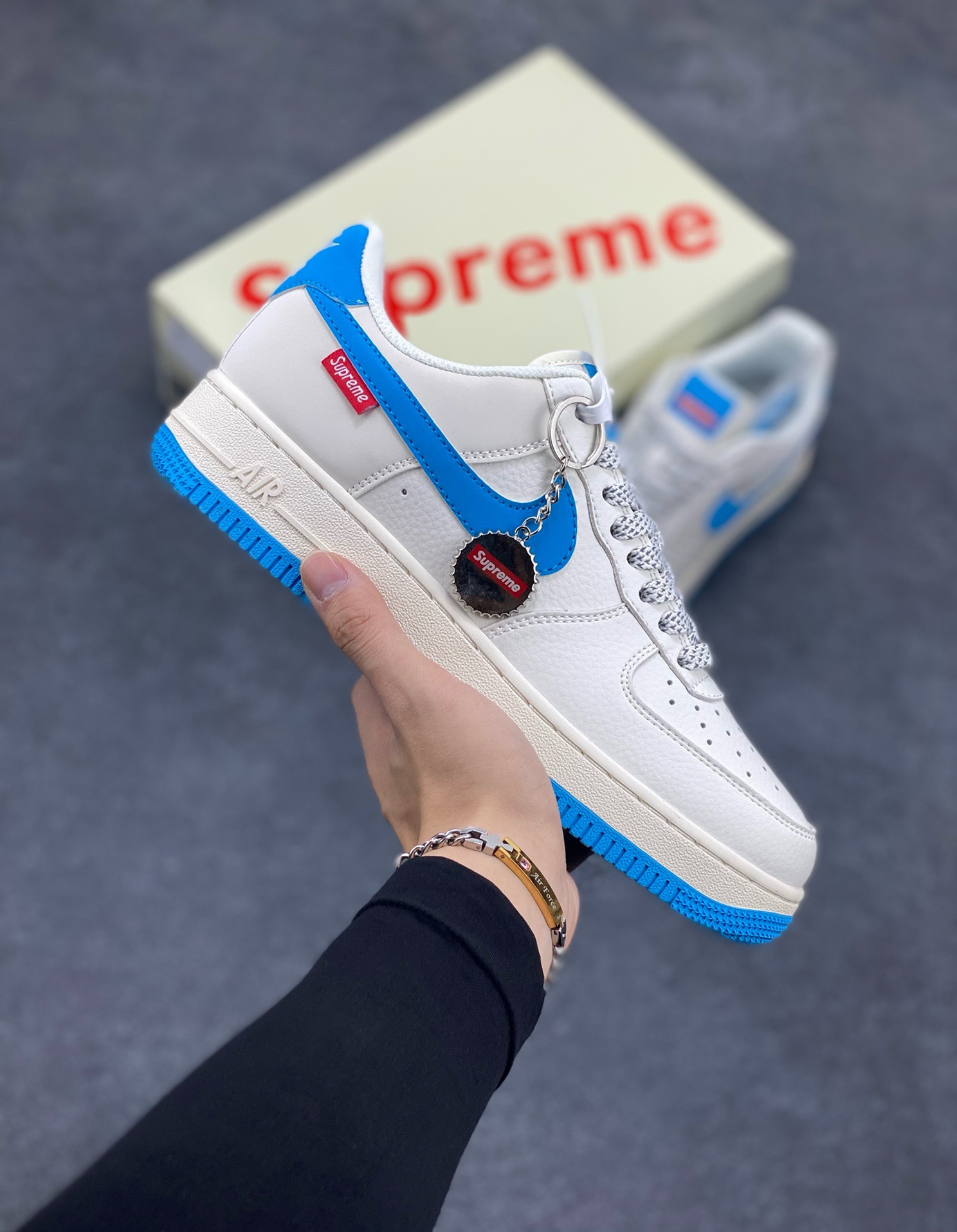 福利特价 NIke Air Force 1 \’07 Low “Supreme联名–湖水蓝”空军一号 低帮 运动鞋 休闲鞋 折边针车 工艺难度大 原楦头原纸板 原装鞋盒 定制五金配件 内置全掌气垫 原厂鞋底 货号:HD1968-024 尺码:36 36.5 37.5 38 38.5 39 40 40.5 41 42 42.5 43 44 44.5 45-选品中心