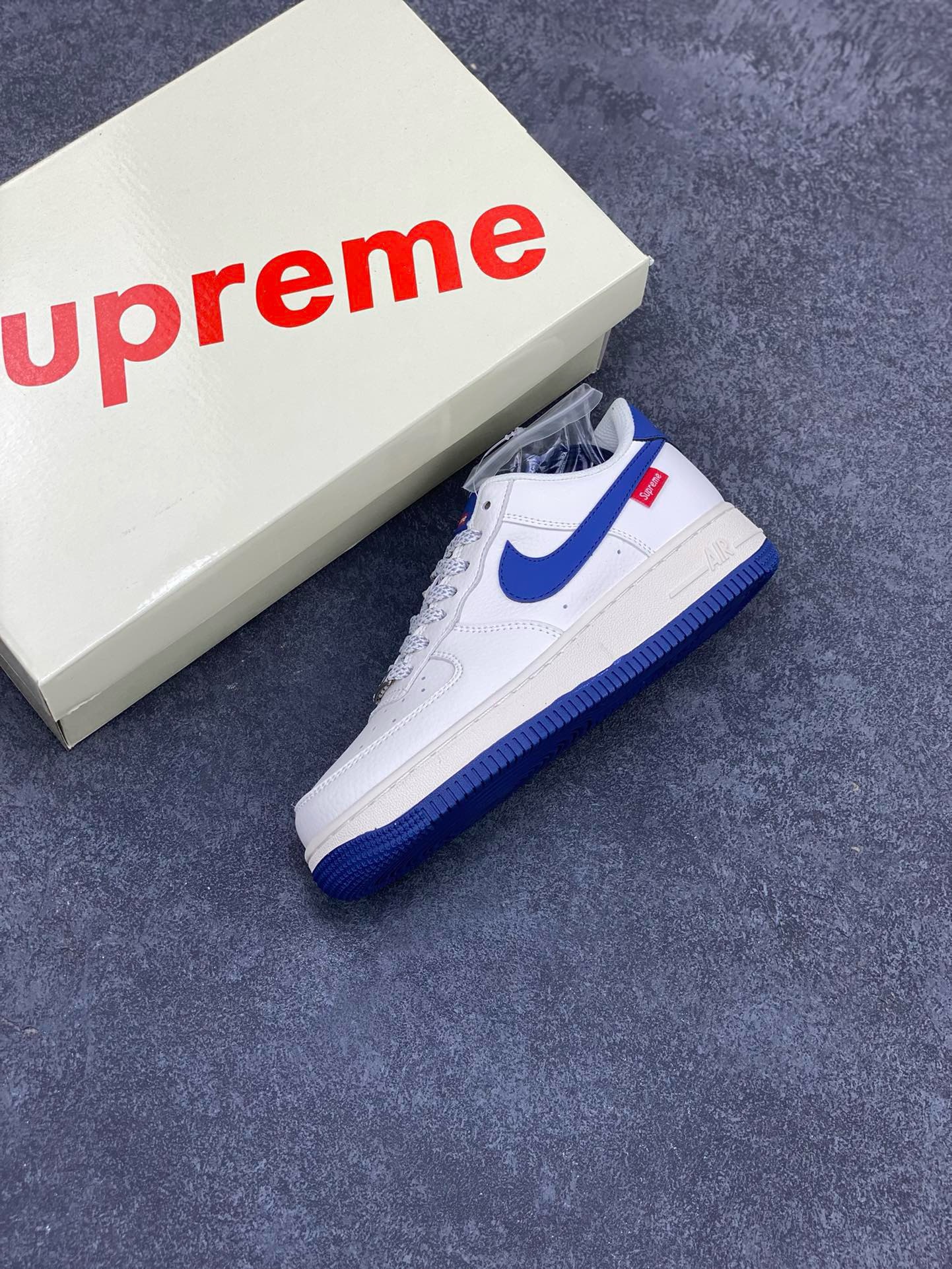 图片[7]-福利特价 NIke Air Force 1 \’07 Low “Supreme联名–深蓝”空军一号 低帮 运动鞋 休闲鞋 折边针车 工艺难度大 原楦头原纸板 原装鞋盒 定制五金配件 内置全掌气垫 原厂鞋底 货号：HD1968-025 尺码：36 36.5 37.5 38 38.5 39 40 40.5 41 42 42.5 43 44 44.5 45-选品中心