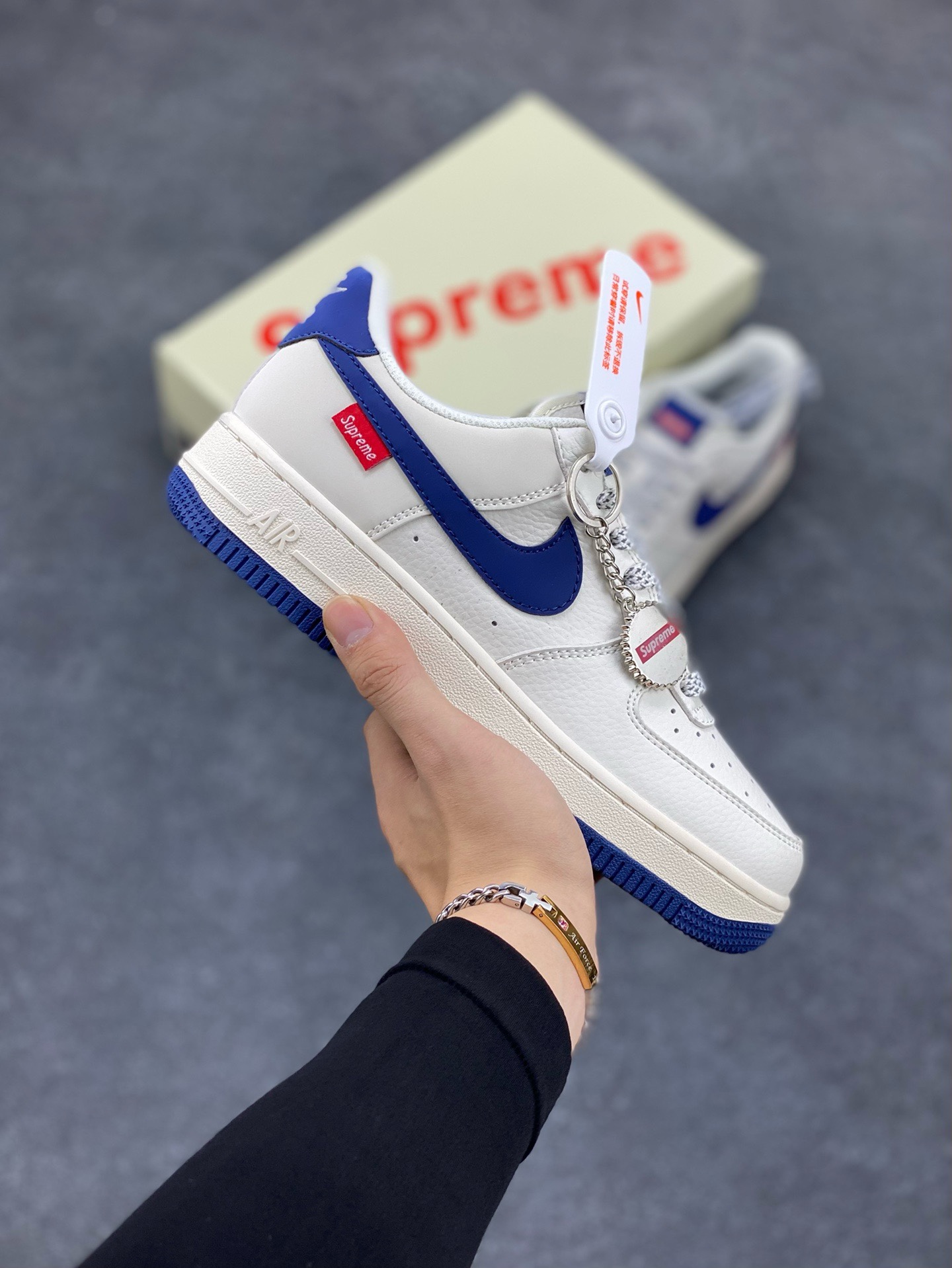 福利特价 NIke Air Force 1 \’07 Low “Supreme联名–深蓝”空军一号 低帮 运动鞋 休闲鞋 折边针车 工艺难度大 原楦头原纸板 原装鞋盒 定制五金配件 内置全掌气垫 原厂鞋底 货号:HD1968-025 尺码:36 36.5 37.5 38 38.5 39 40 40.5 41 42 42.5 43 44 44.5 45-选品中心