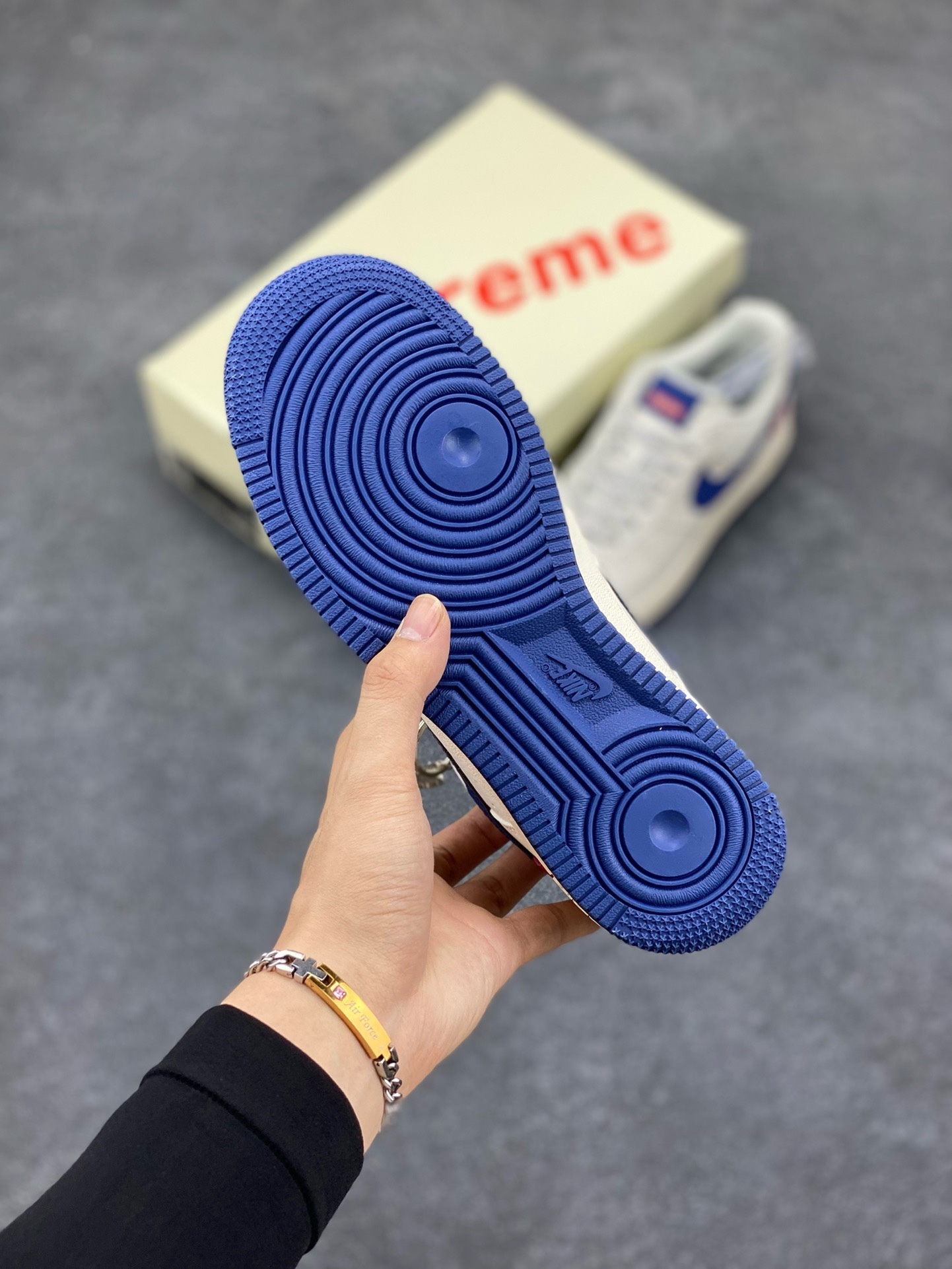 图片[5]-福利特价 NIke Air Force 1 \’07 Low “Supreme联名–深蓝”空军一号 低帮 运动鞋 休闲鞋 折边针车 工艺难度大 原楦头原纸板 原装鞋盒 定制五金配件 内置全掌气垫 原厂鞋底 货号：HD1968-025 尺码：36 36.5 37.5 38 38.5 39 40 40.5 41 42 42.5 43 44 44.5 45-选品中心