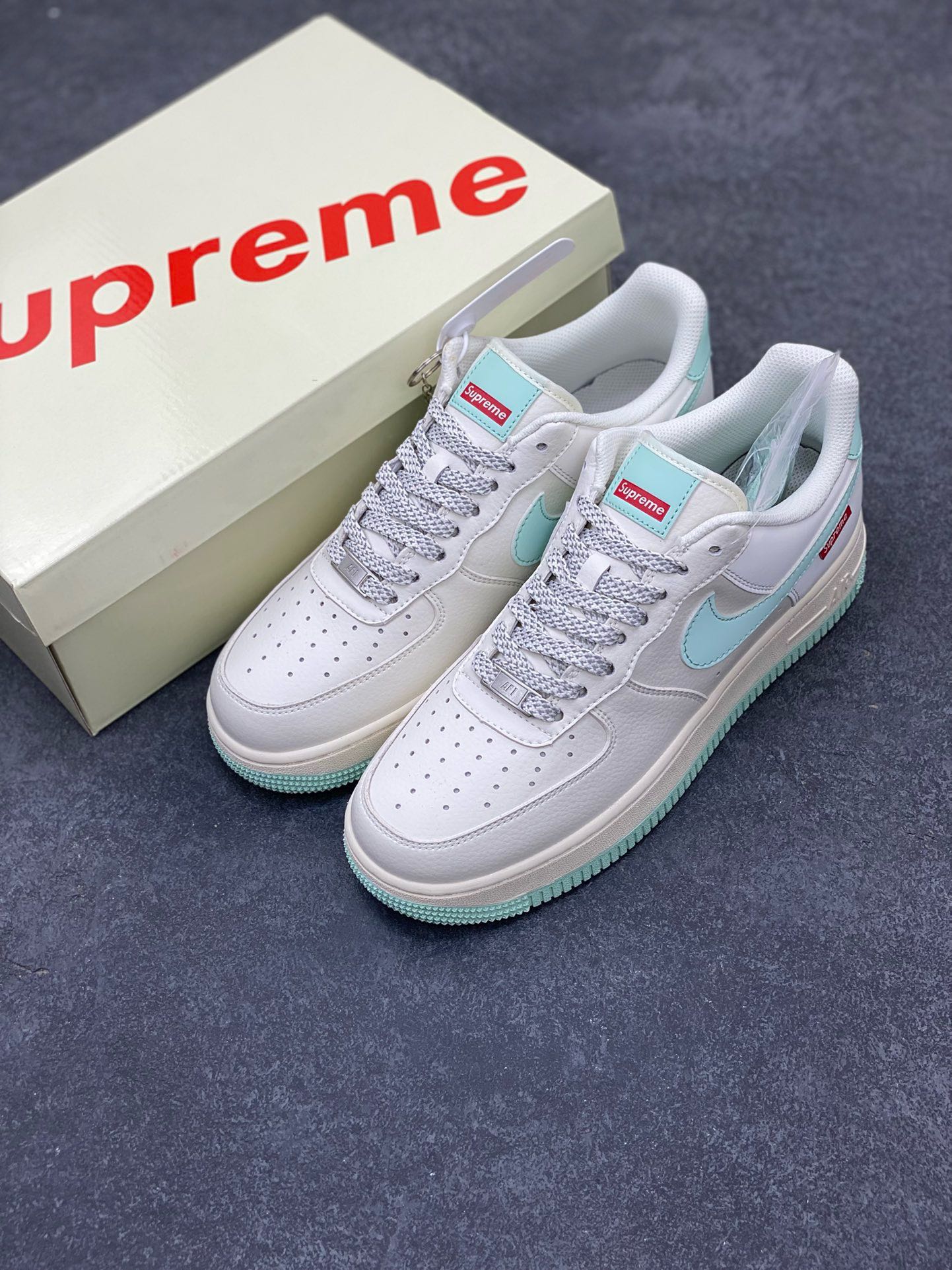 图片[8]-福利特价 NIke Air Force 1 \’07 Low “Supreme联名–青春绿”空军一号 低帮 运动鞋 休闲鞋 折边针车 工艺难度大 原楦头原纸板 原装鞋盒 定制五金配件 内置全掌气垫 原厂鞋底 货号：HD1968-023 尺码：36 36.5 37.5 38 38.5 39 40 40.5 41 42 42.5 43 44 44.5 45-选品中心