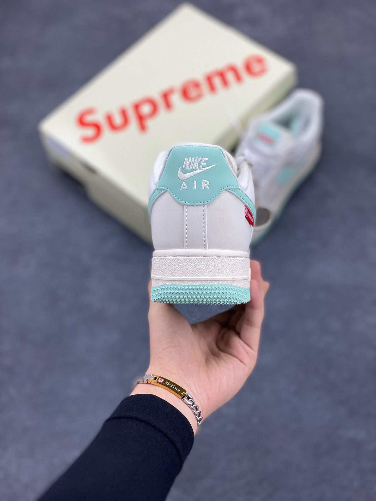 图片[4]-福利特价 NIke Air Force 1 \’07 Low “Supreme联名–青春绿”空军一号 低帮 运动鞋 休闲鞋 折边针车 工艺难度大 原楦头原纸板 原装鞋盒 定制五金配件 内置全掌气垫 原厂鞋底 货号：HD1968-023 尺码：36 36.5 37.5 38 38.5 39 40 40.5 41 42 42.5 43 44 44.5 45-选品中心