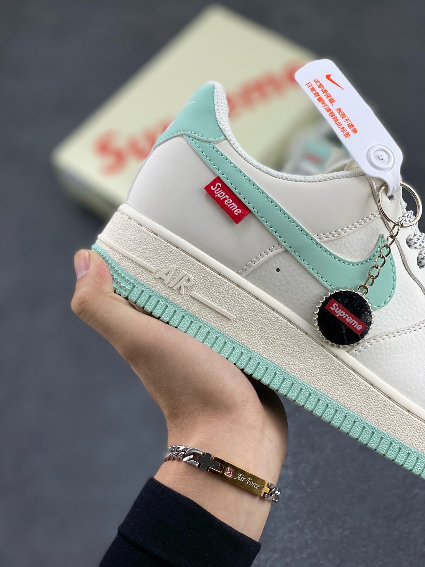 图片[6]-福利特价 NIke Air Force 1 \’07 Low “Supreme联名–青春绿”空军一号 低帮 运动鞋 休闲鞋 折边针车 工艺难度大 原楦头原纸板 原装鞋盒 定制五金配件 内置全掌气垫 原厂鞋底 货号：HD1968-023 尺码：36 36.5 37.5 38 38.5 39 40 40.5 41 42 42.5 43 44 44.5 45-选品中心